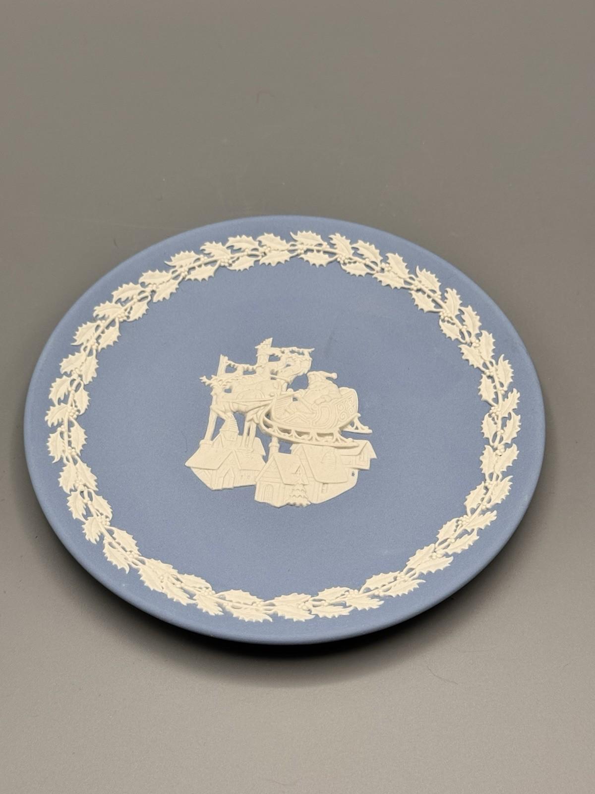 Wedgwood Dillard Exclusive Santa Sleigh Plate Blue 6.75”