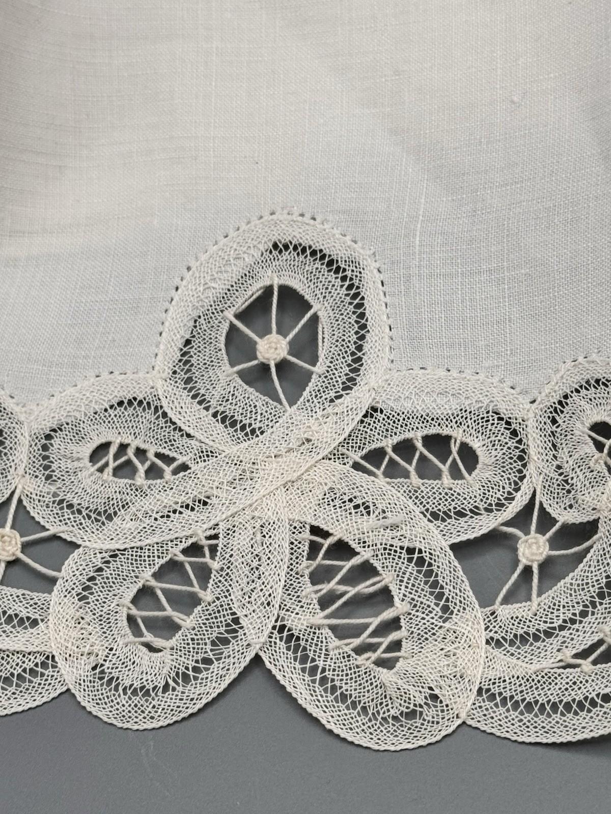 Vintage Linen Hand Towels Lace Appliqué Trim Estate Pair 17x11