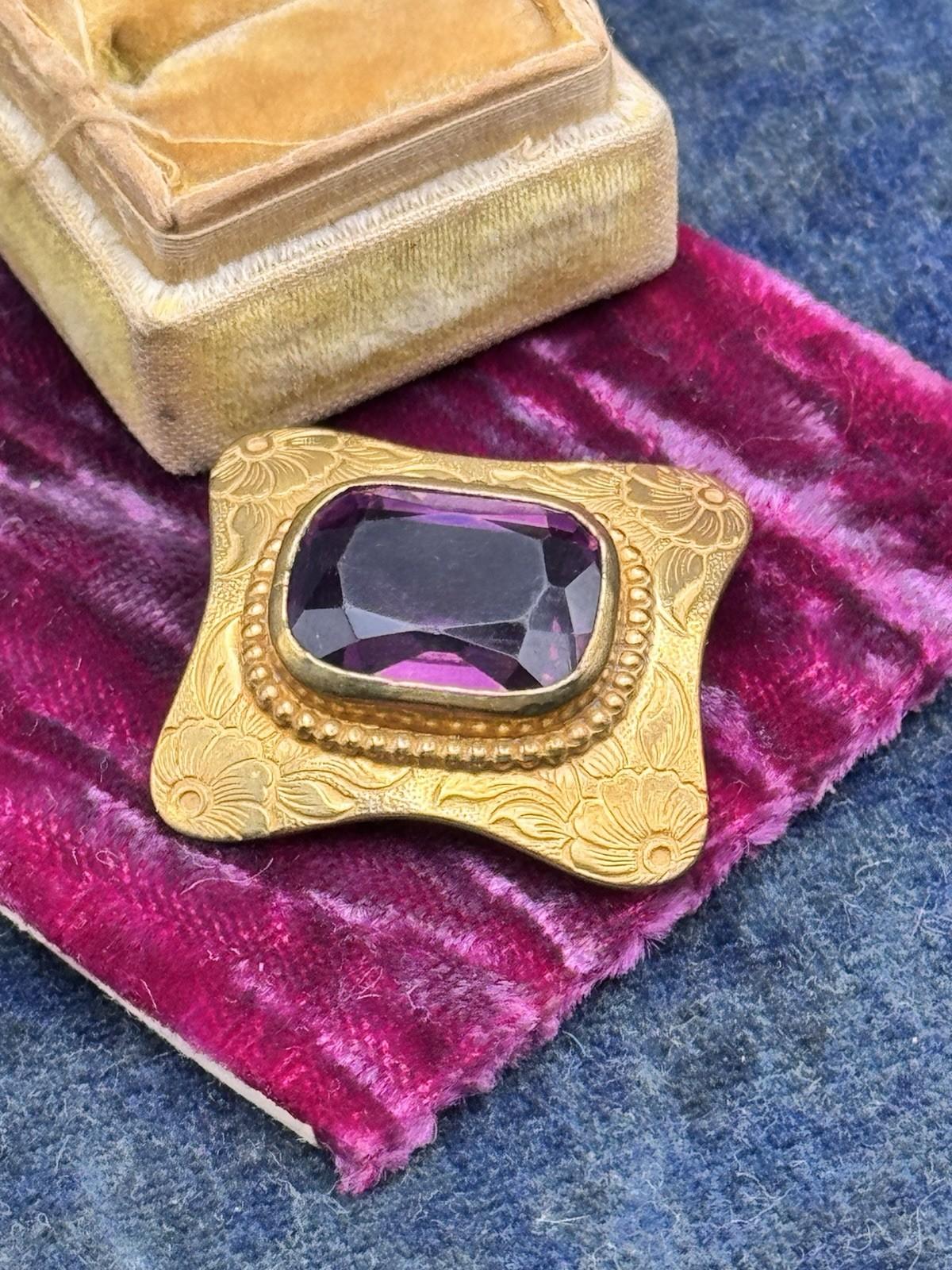 Antique Edwardian Brooch Goldtone Purple Floral Design Glass 1.1”
