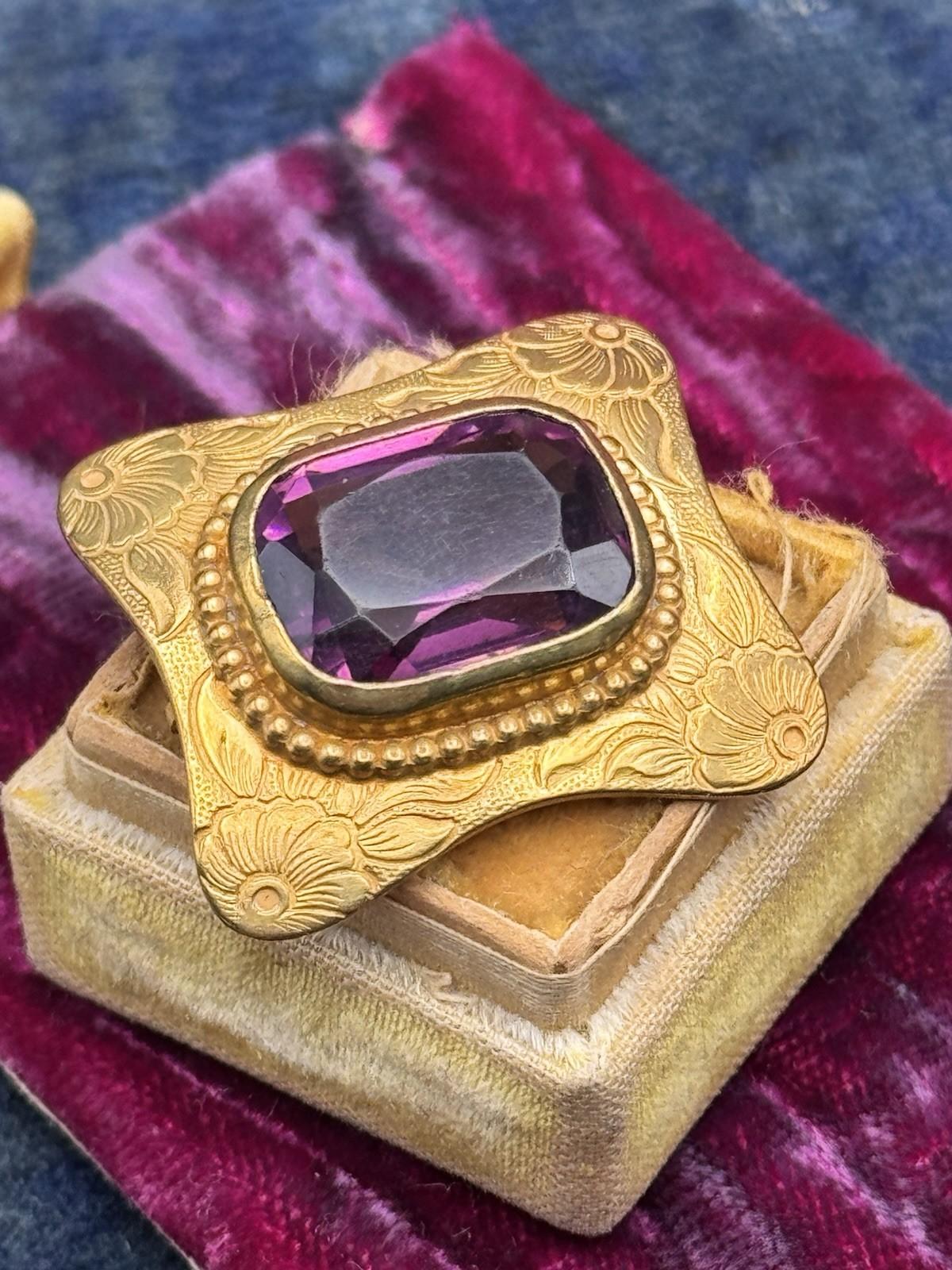 Antique Edwardian Brooch Goldtone Purple Floral Design Glass 1.1”