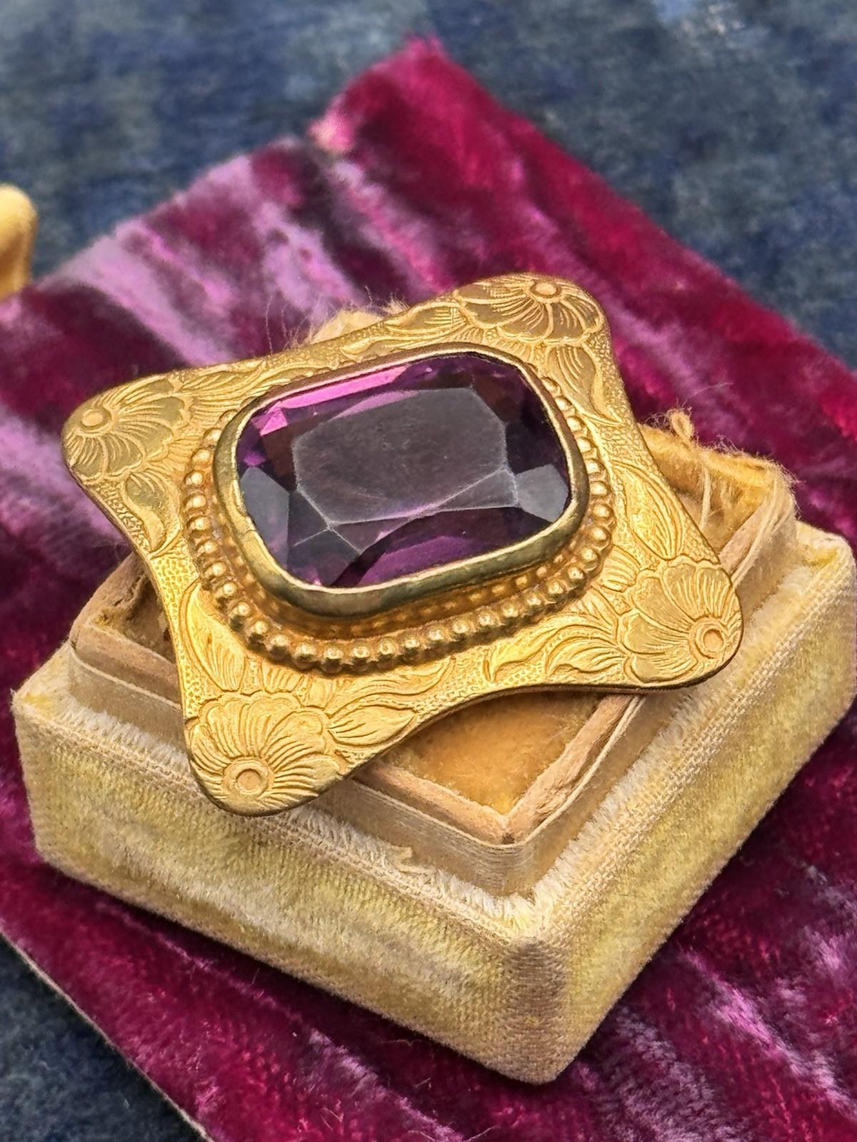 Antique Edwardian Brooch Goldtone Purple Floral Design Glass 1.1”
