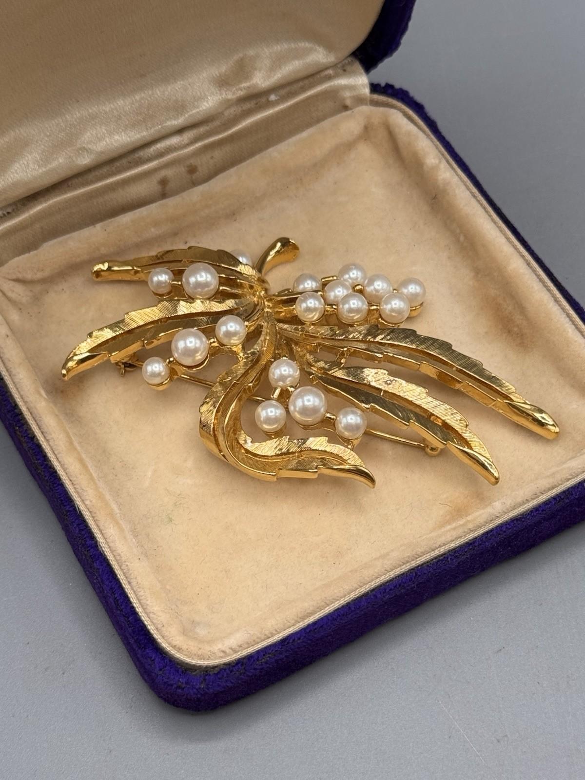 Vintage Trifari Brooch Faux Pearl Goldtone Leaf Spray Floral Pin 3.25”