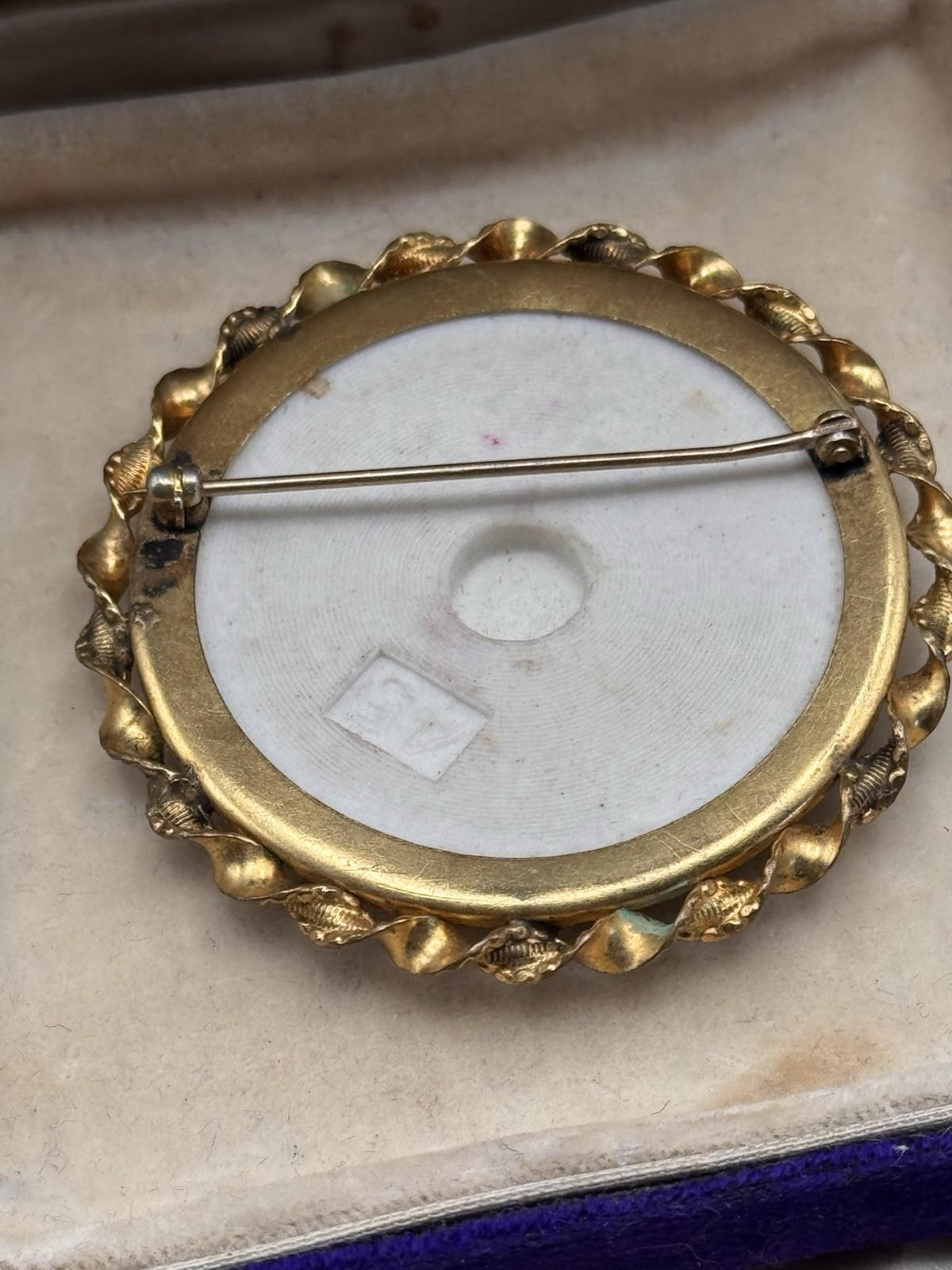 Vintage Lovers Scene Brooch Porcelain Cameo Style Goldtone 2.25”