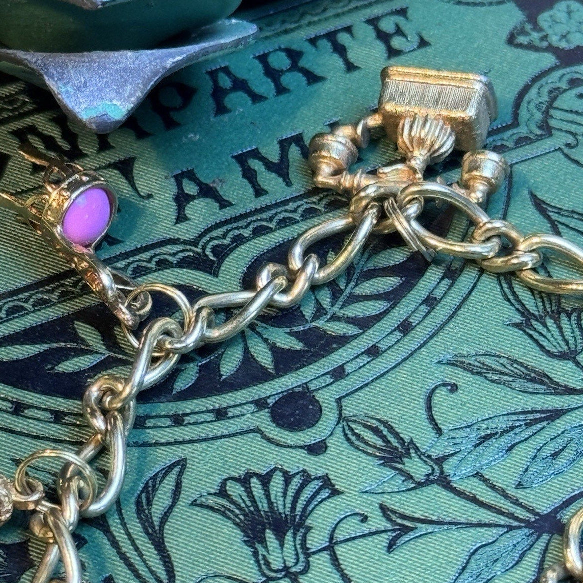 VINTAGE AVON CHARM BRACELET WITH 6 CHARMS HEAVY MARKED AVON 7" L
