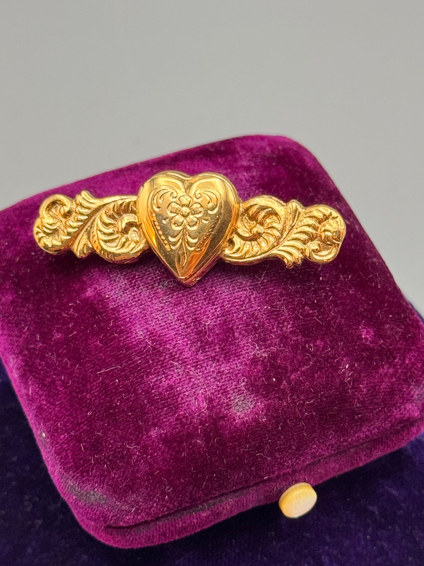Vintage Goldtone Heart Photo Locket Brooch