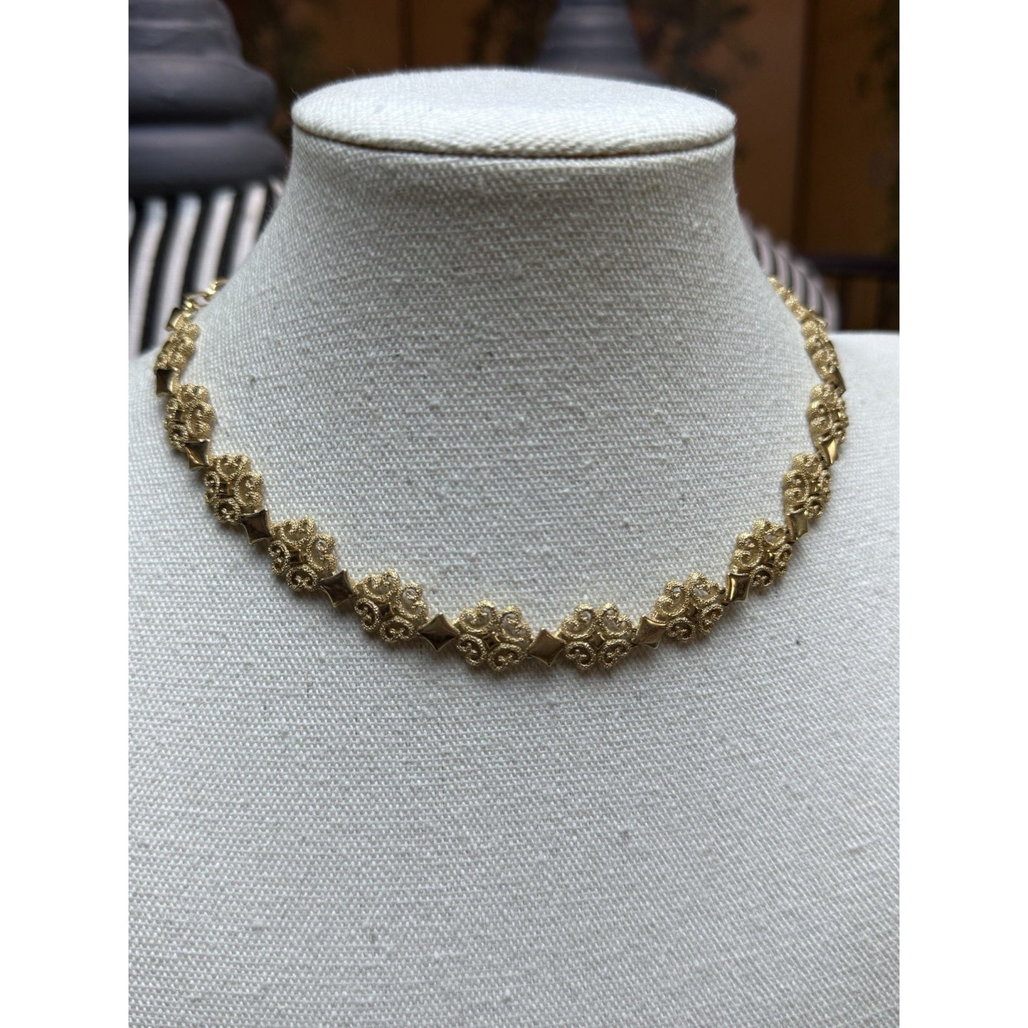 Vintage Avon Precious Pretenders Gold Tone Filigree Lace Choker Necklace 16”