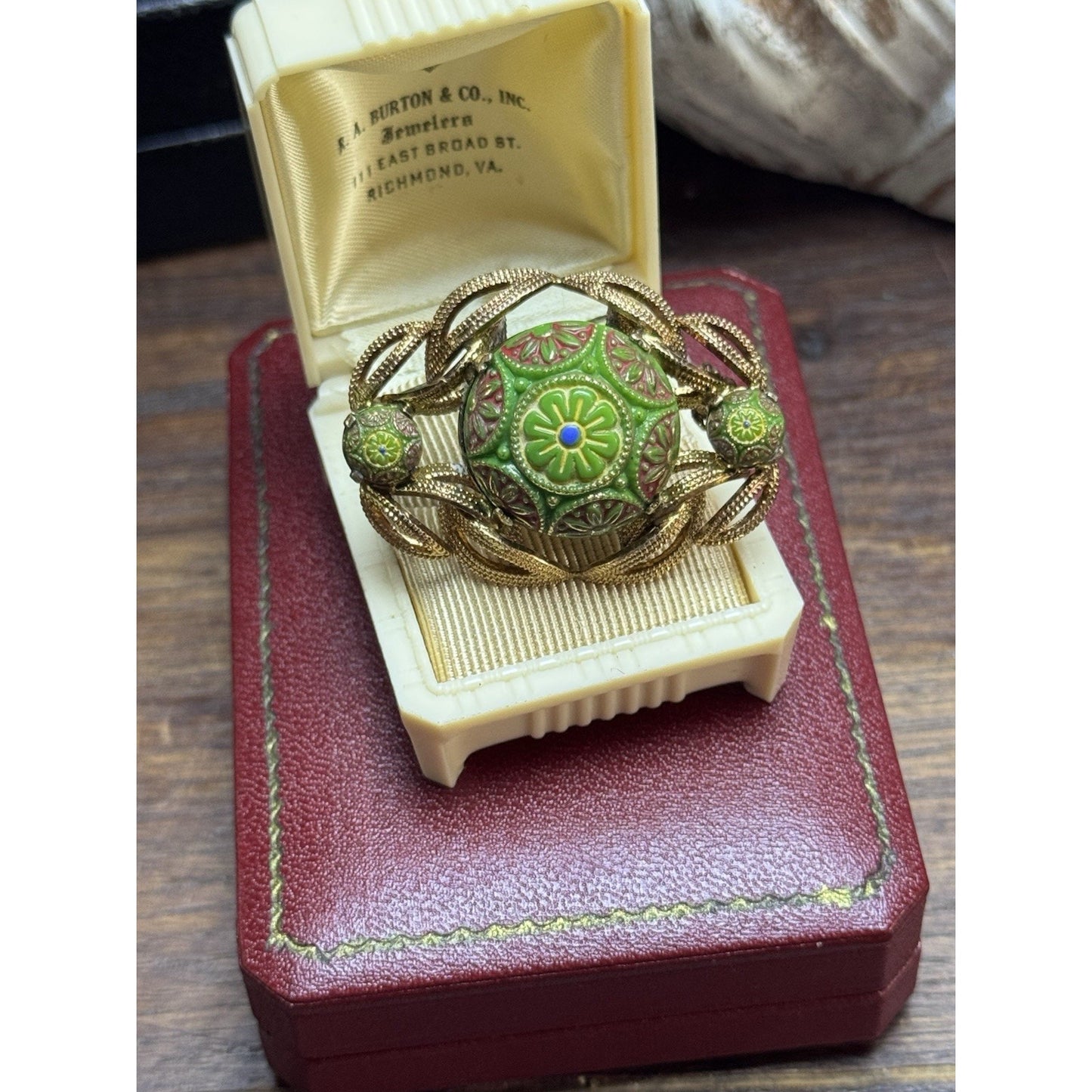 Vintage Art Glass Brooch Green Floral Cabochon Goldtone Filigree Pin 1.75”