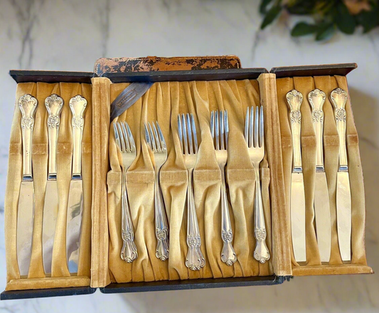 Silverware set for 6 by Old Company Plate “Signature ROSE”6 Dinner Knives, 6 Dinner Forks, 6 Salad Forks