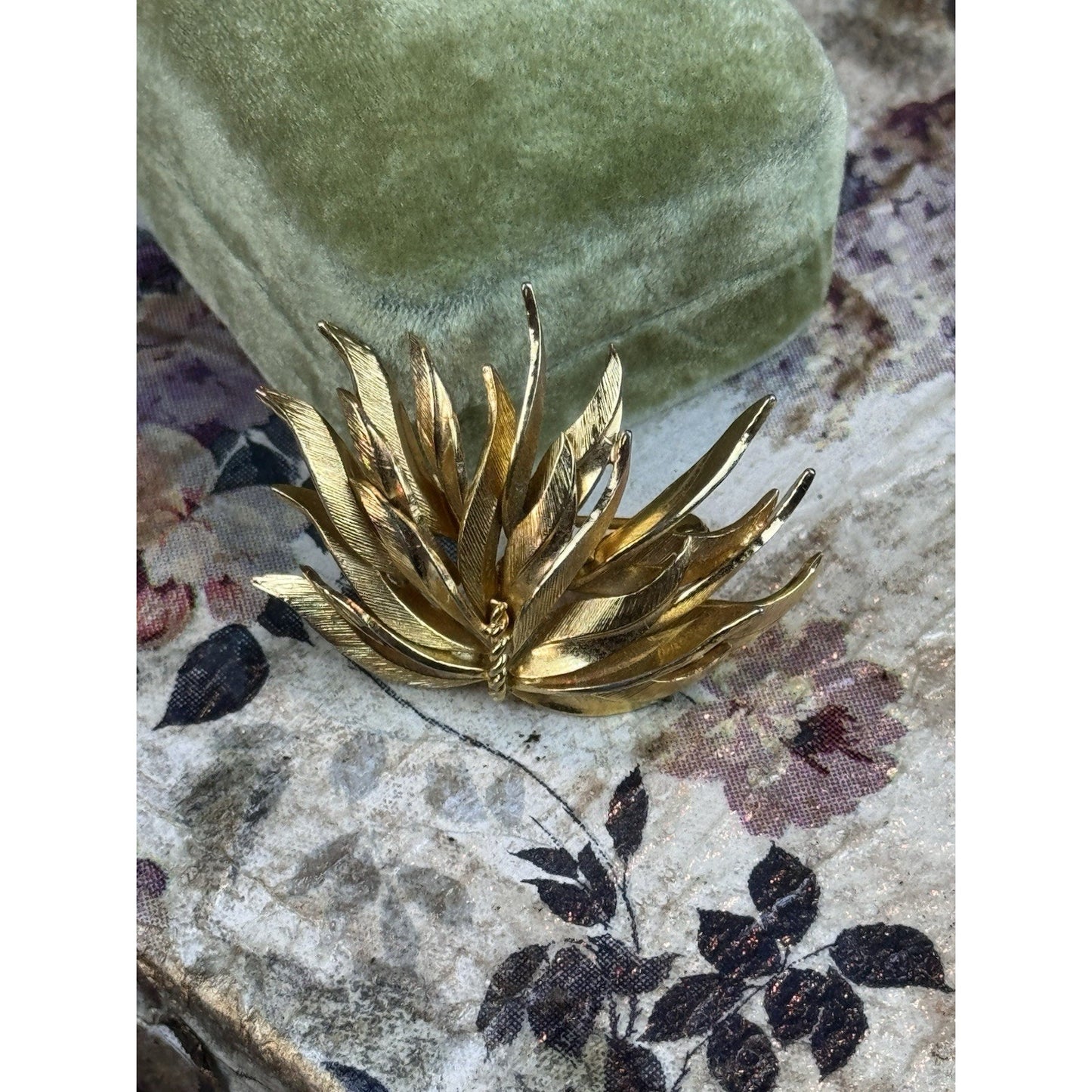 Vintage Grosse Brooch Pendant Germany 1959 Goldtone LEAF 1.75”