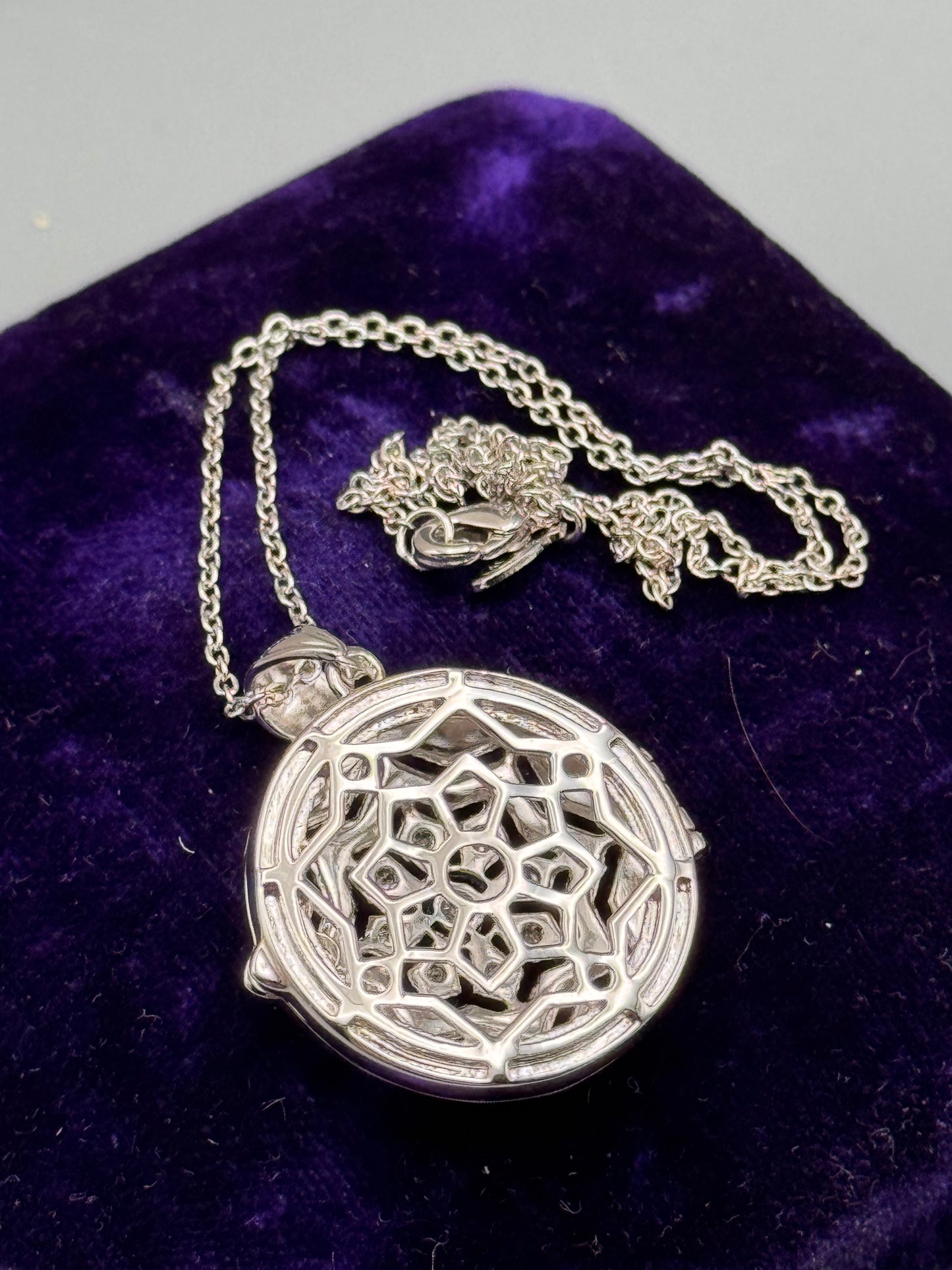 Vintage Avon Silver-tone Locket Filigree Rhinestone Necklace 16” 1” Locket