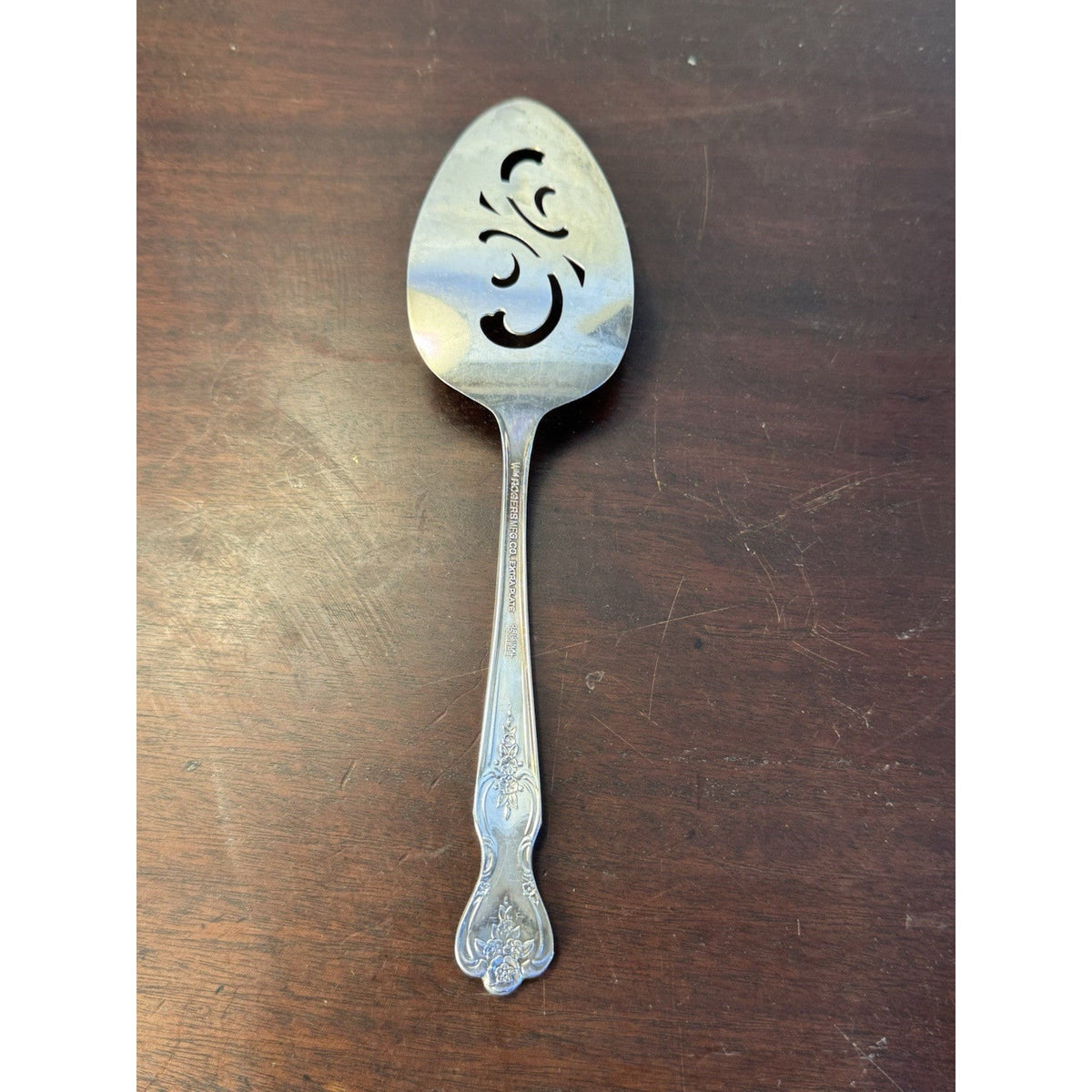 Wm Rogers Silverplate Pie & Cake Server – Original Rogers Floral Pattern – 8.5”