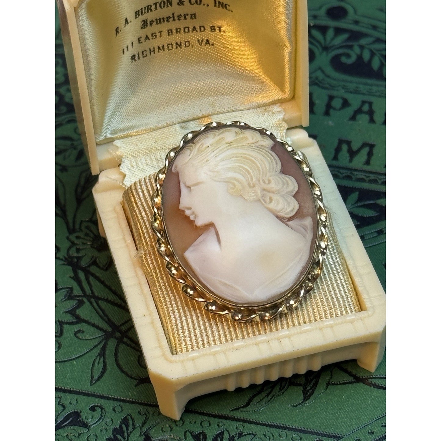 Vintage 12K Gold-Filled Left Facing Carved Shell Cameo Brooch Pendant