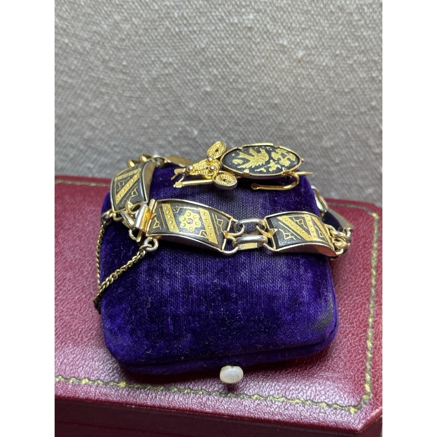 Vintage Damascene Bracelet 6.5” Black Goldtone Link Bracelet Mouse Brooch Set