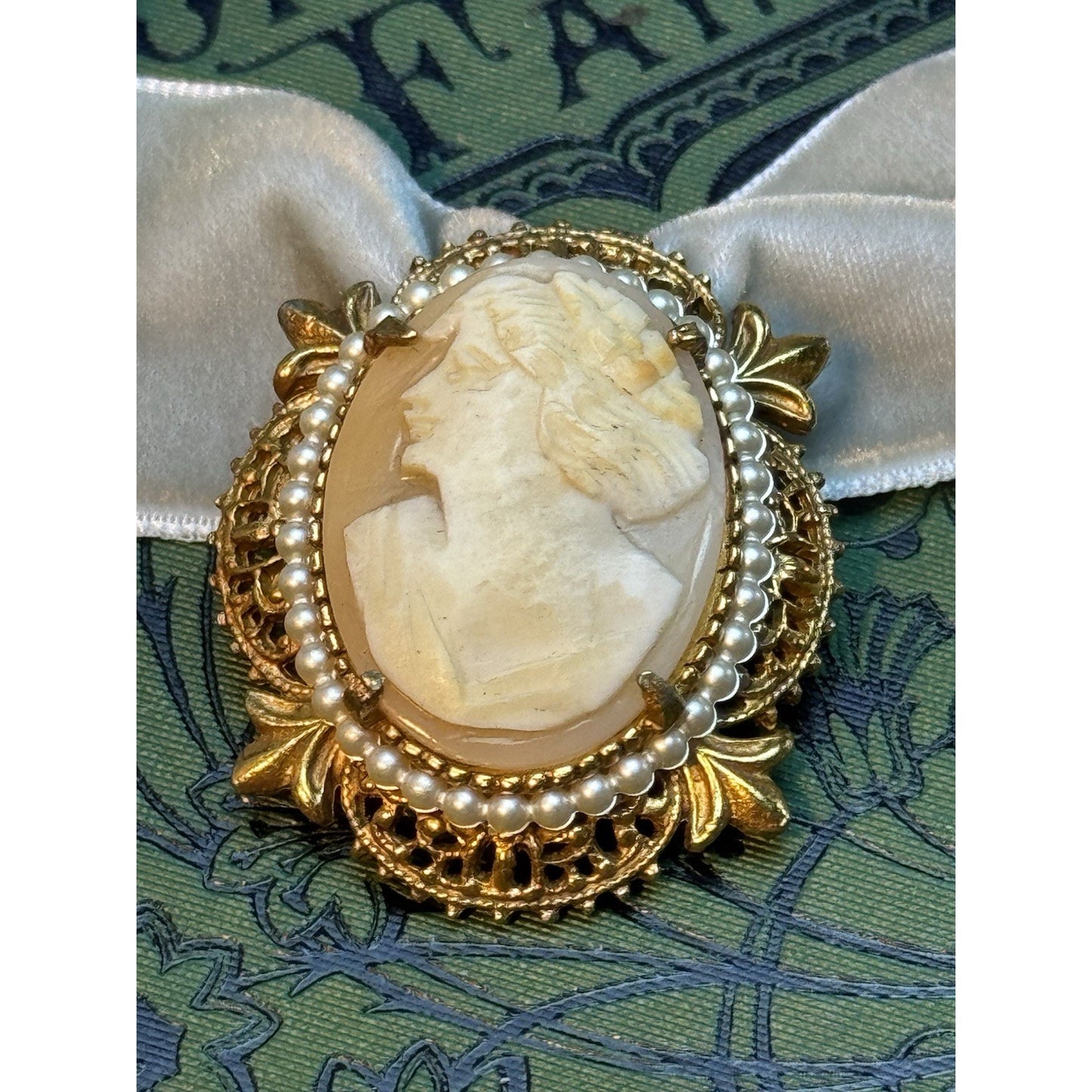 FLORENZA Cameo Brooch Pendant LEFT Facing Faux Pearl Filigree Goldtone