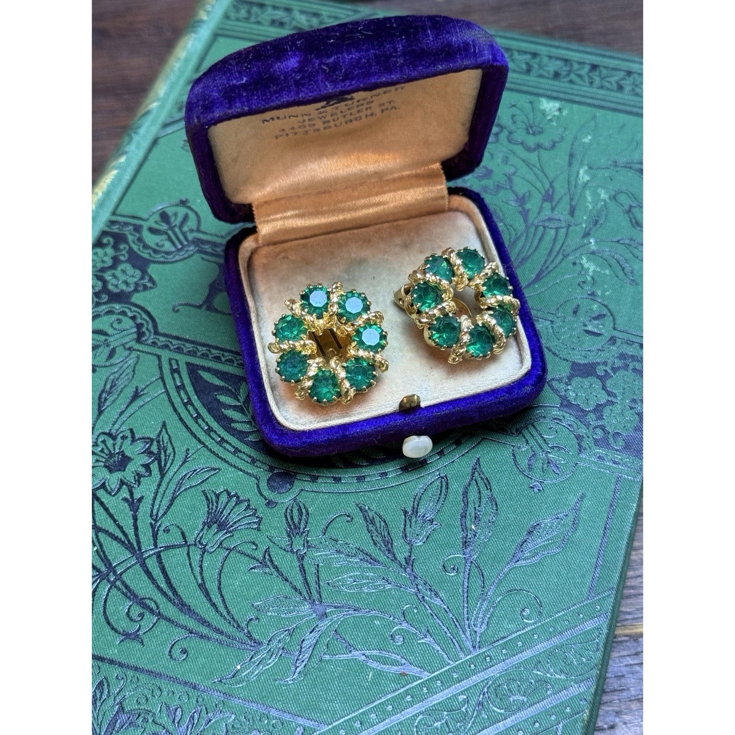 WEISS Green Rhinestone Clip On Earrings Goldtone Wreath Signed Vintage 7/8”