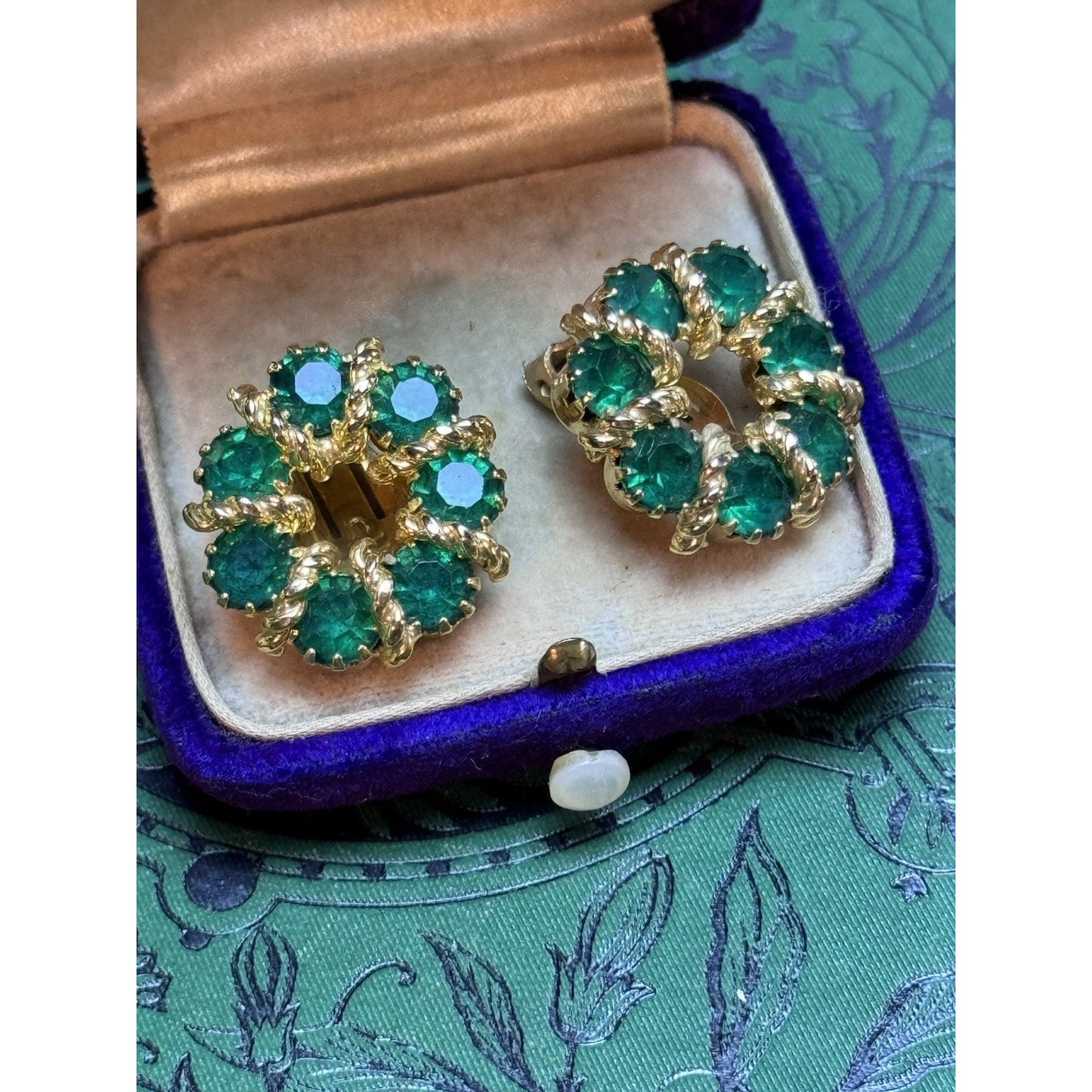 WEISS Green Rhinestone Clip On Earrings Goldtone Wreath Signed Vintage 7/8”