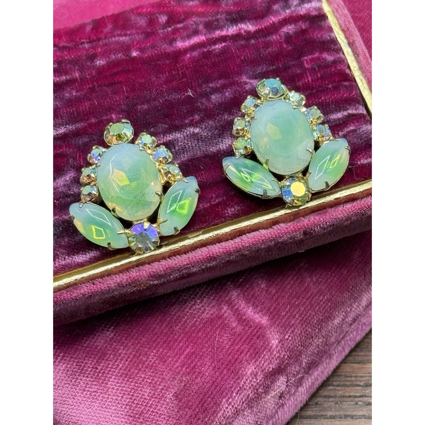 Vintage Green Art Glass Aurora Borealis Rhinestone Clip On Earrings Gold Tone