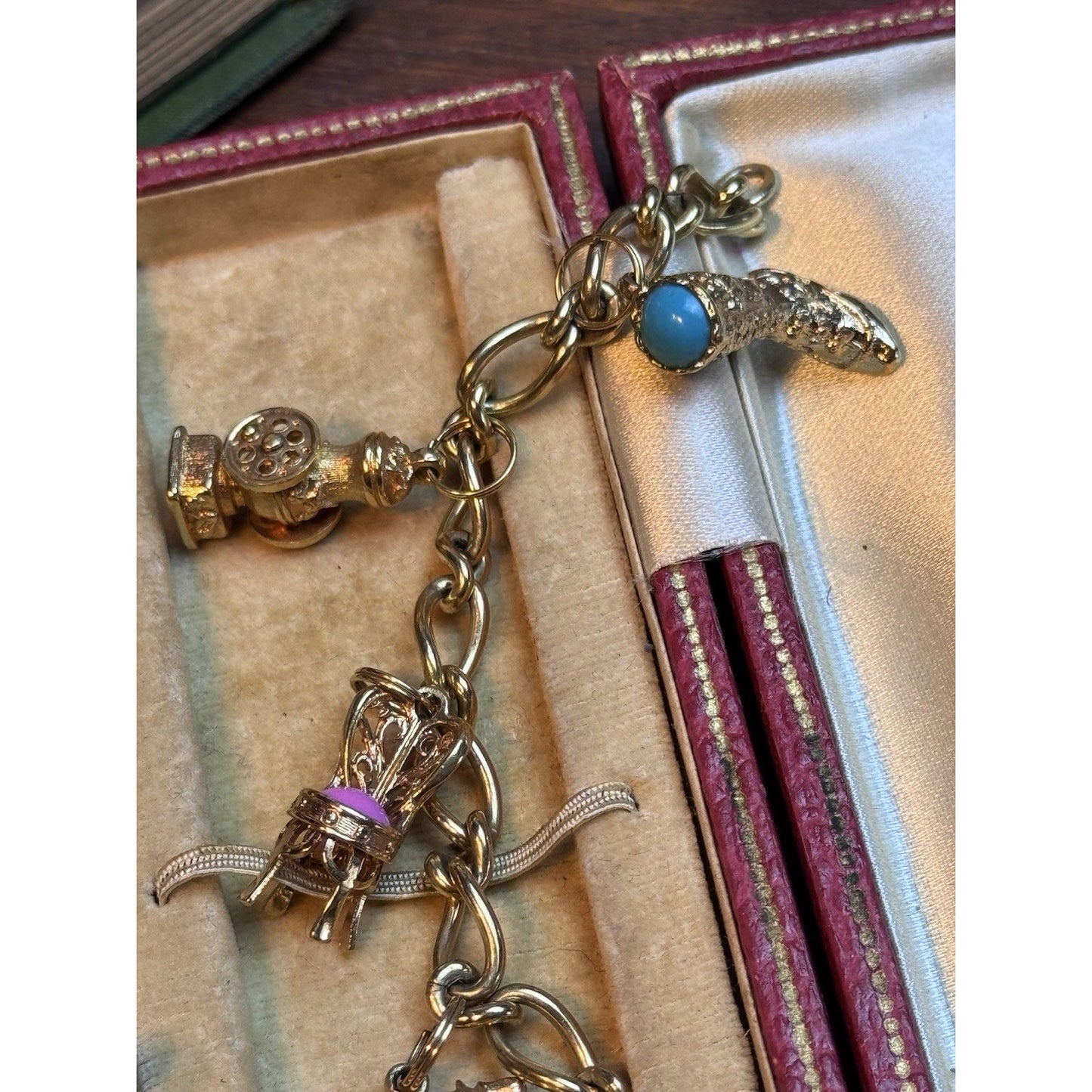 VINTAGE AVON CHARM BRACELET WITH 6 CHARMS HEAVY MARKED AVON 7" L