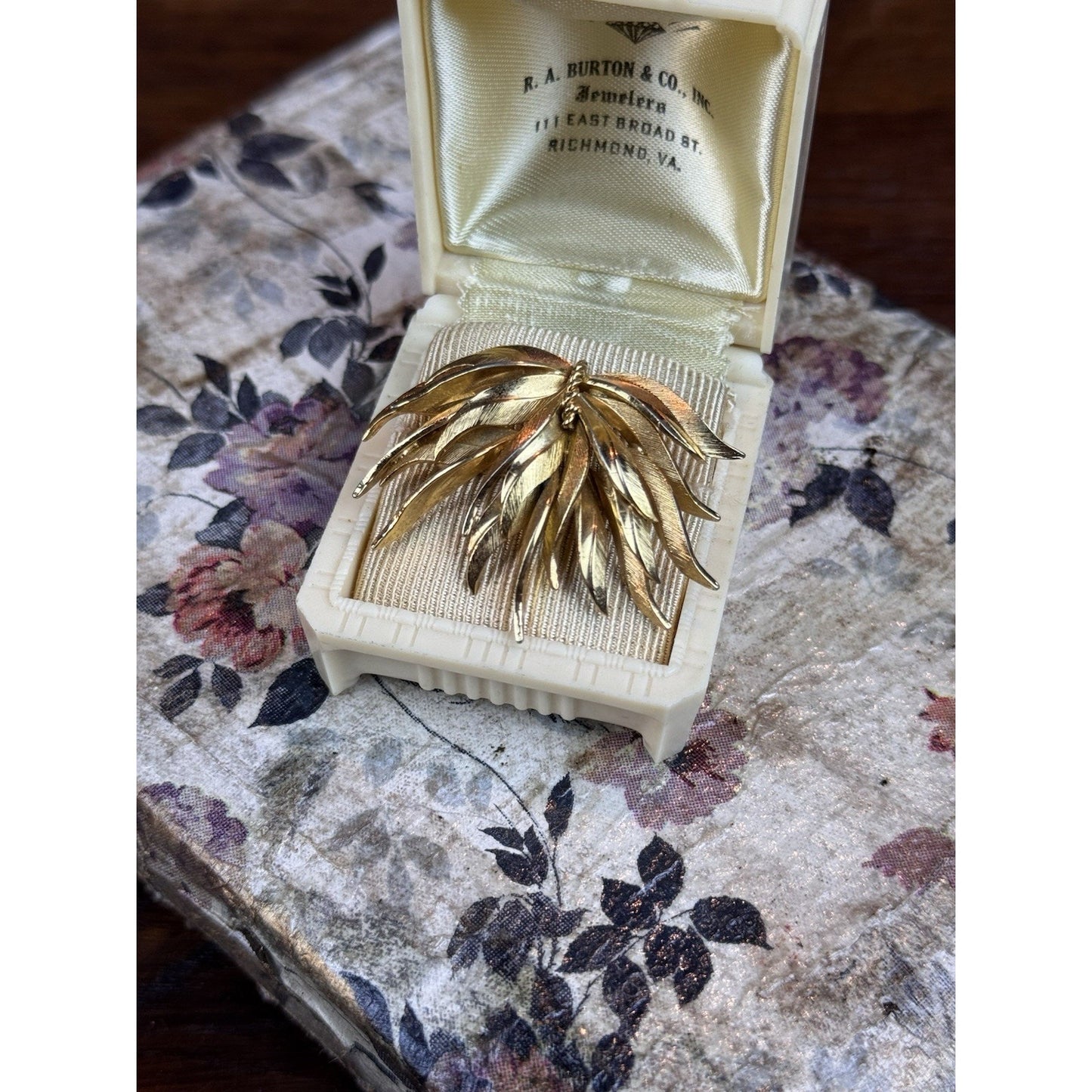 Vintage Grosse Brooch Pendant Germany 1959 Goldtone LEAF 1.75”