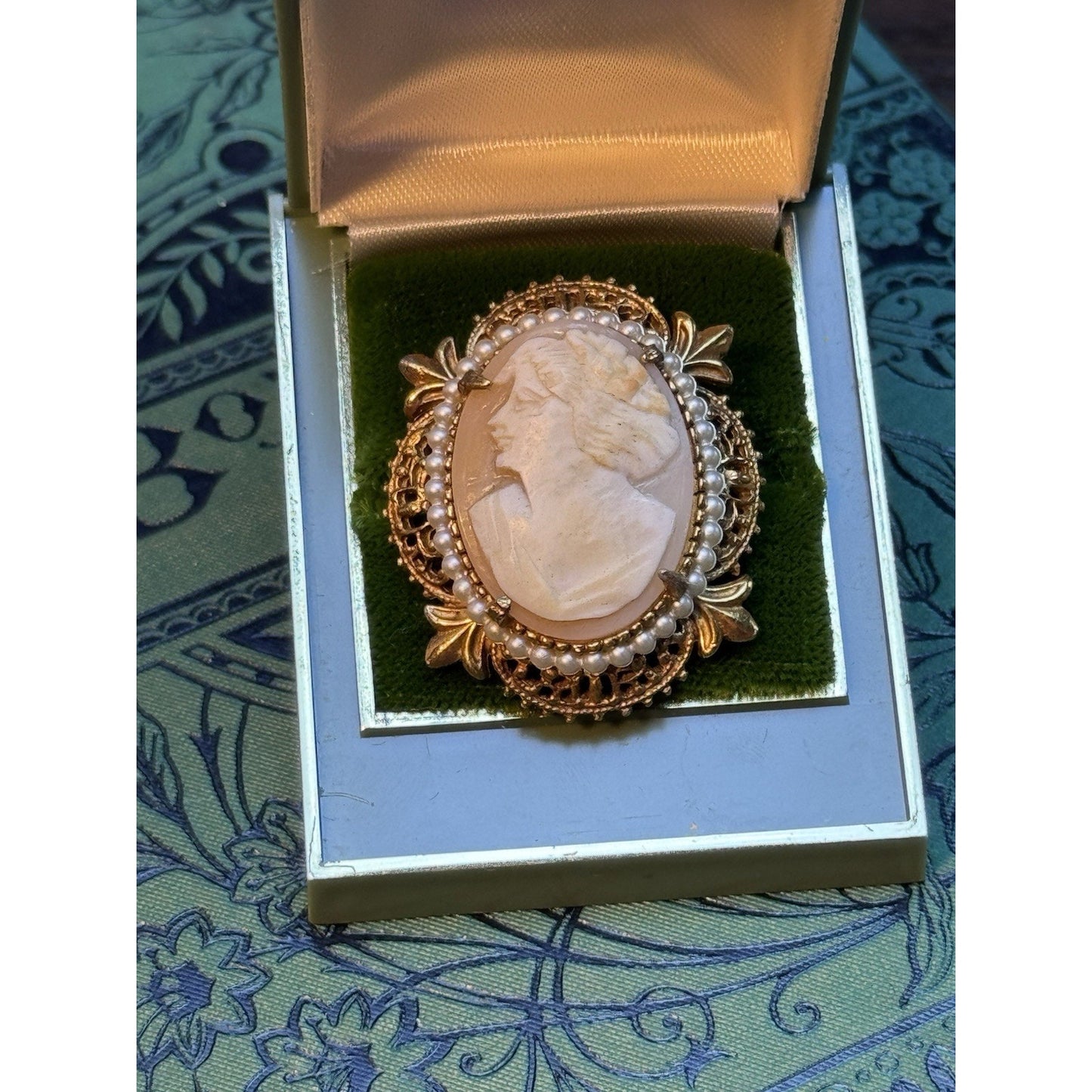 FLORENZA Cameo Brooch Pendant LEFT Facing Faux Pearl Filigree Goldtone