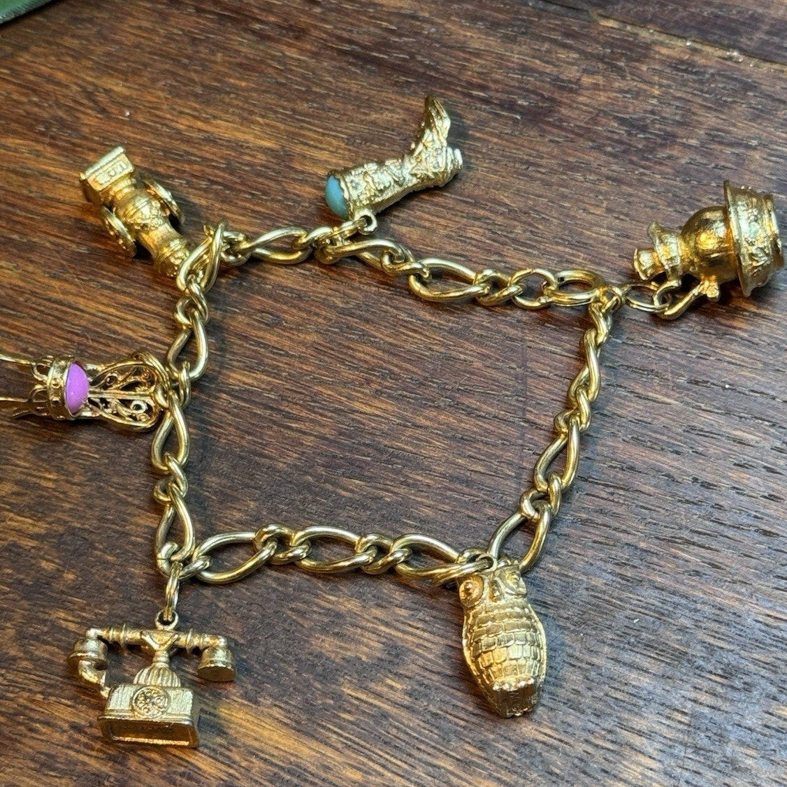 VINTAGE AVON CHARM BRACELET WITH 6 CHARMS HEAVY MARKED AVON 7" L