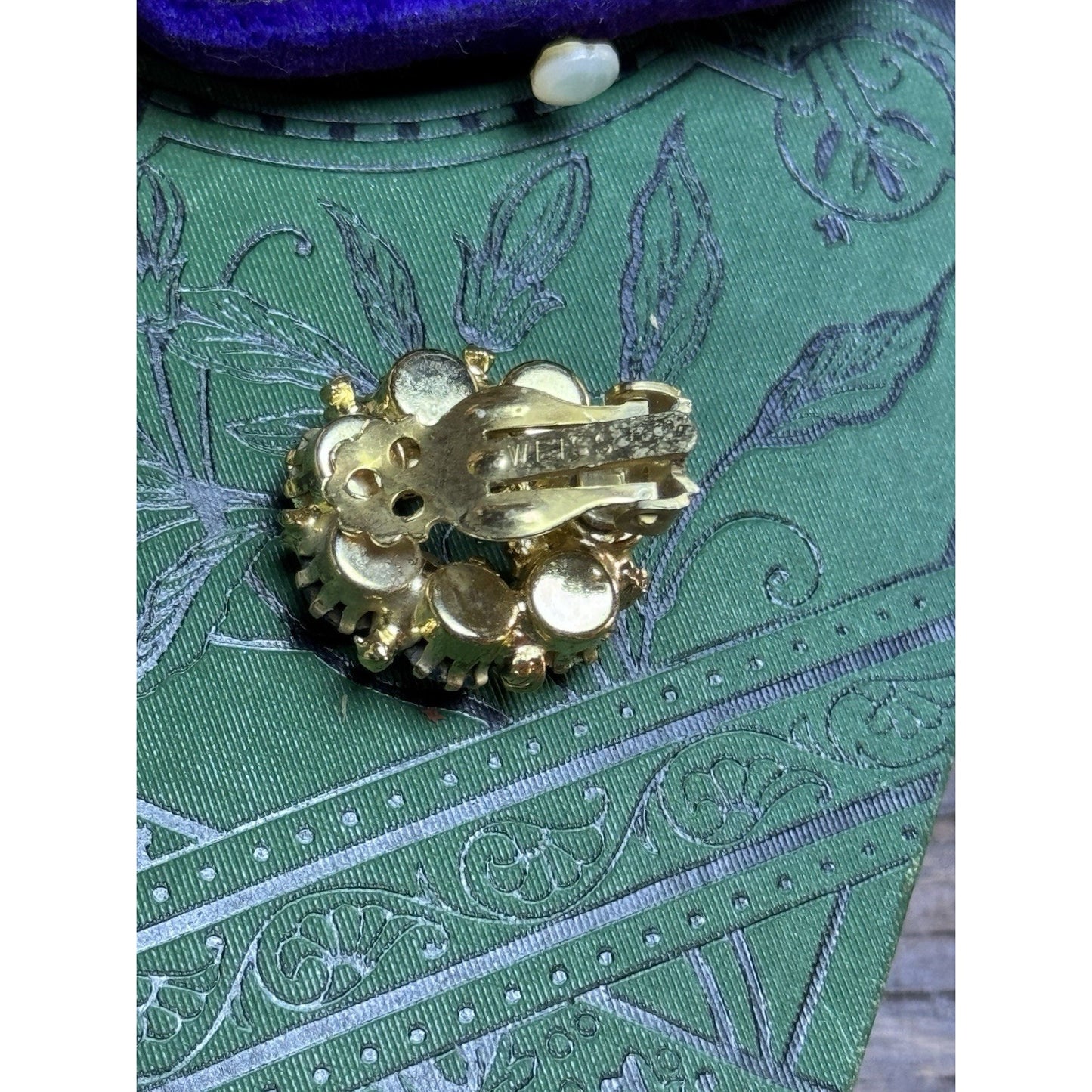 WEISS Green Rhinestone Clip On Earrings Goldtone Wreath Signed Vintage 7/8”