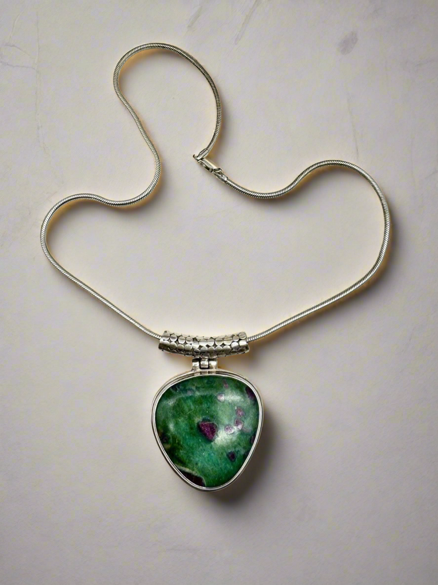 VTG Sterling Silver 925 Ruby-Zoisite Pendant With Sterling Snake Necklace 18”