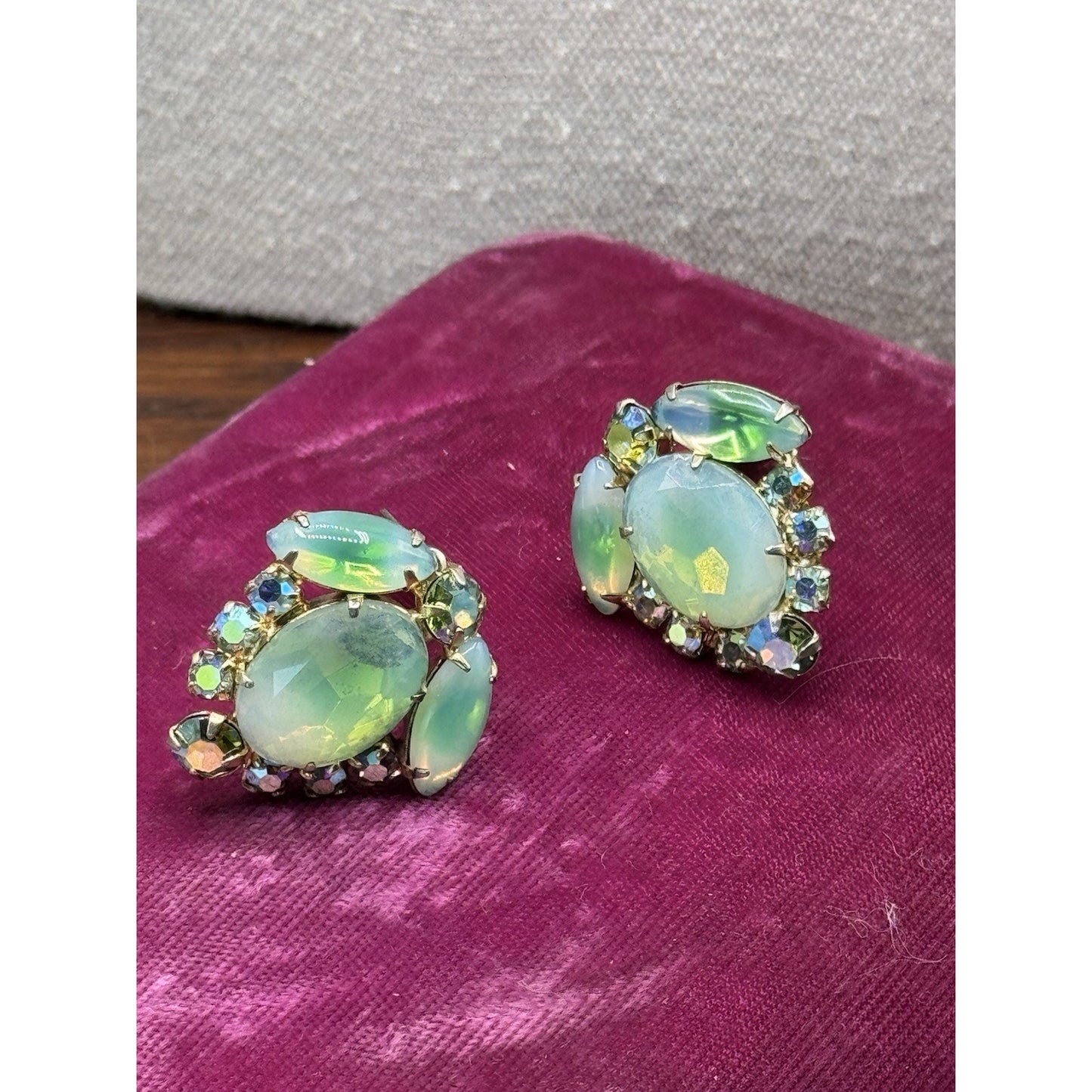 Vintage Green Art Glass Aurora Borealis Rhinestone Clip On Earrings Gold Tone