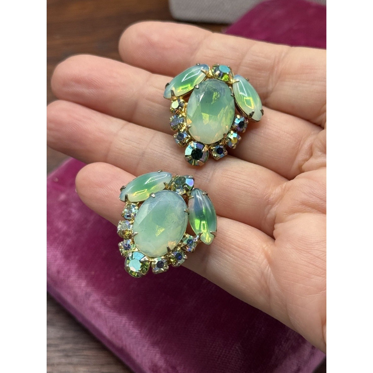 Vintage Green Art Glass Aurora Borealis Rhinestone Clip On Earrings Gold Tone
