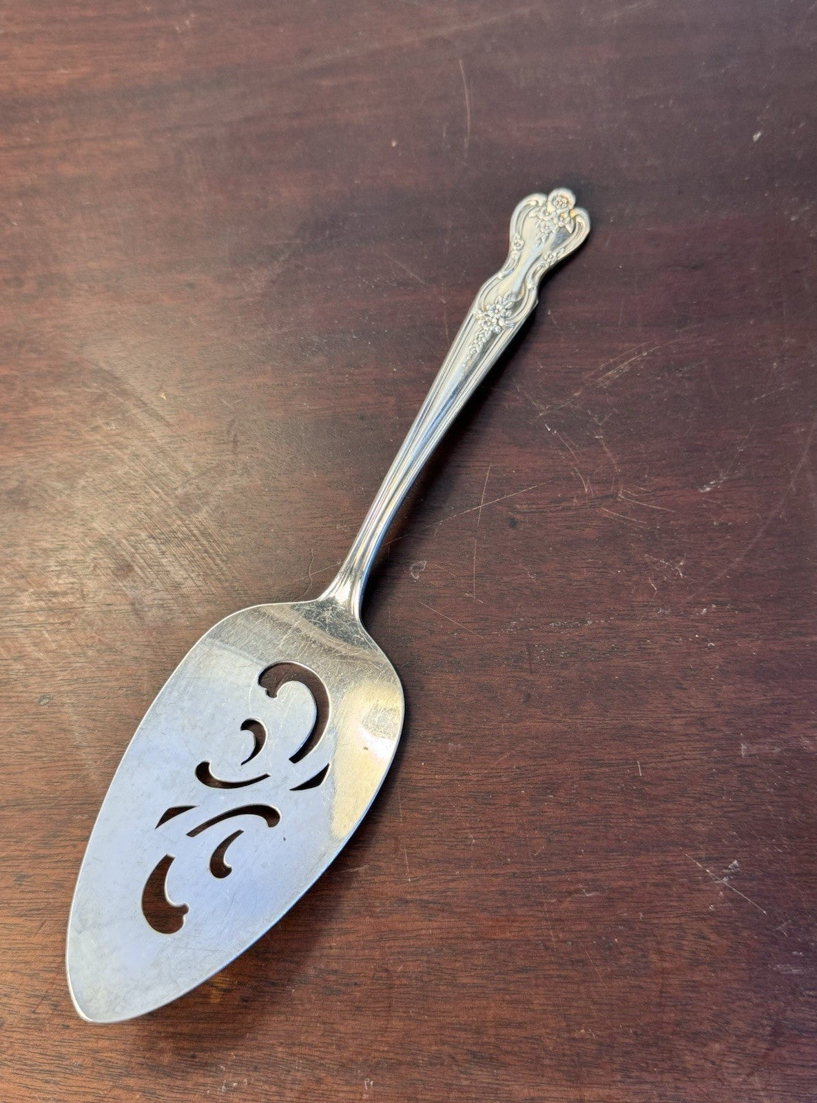Wm Rogers Silverplate Pie & Cake Server – Original Rogers Floral Pattern – 8.5”