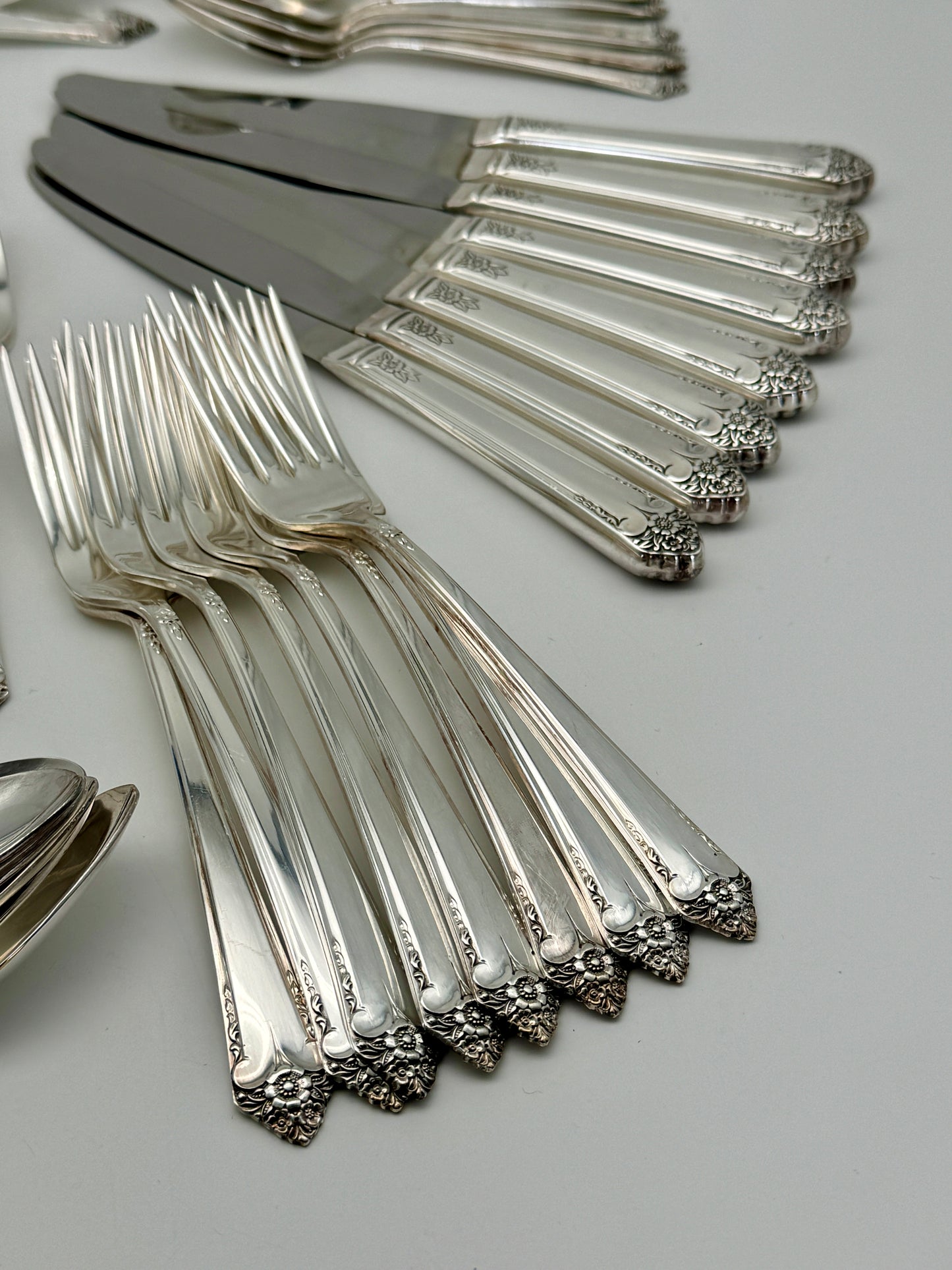 52 Pcs Roger’s Bros STARLIGHT 1950 Silverware Set For 8 In Wood Chest