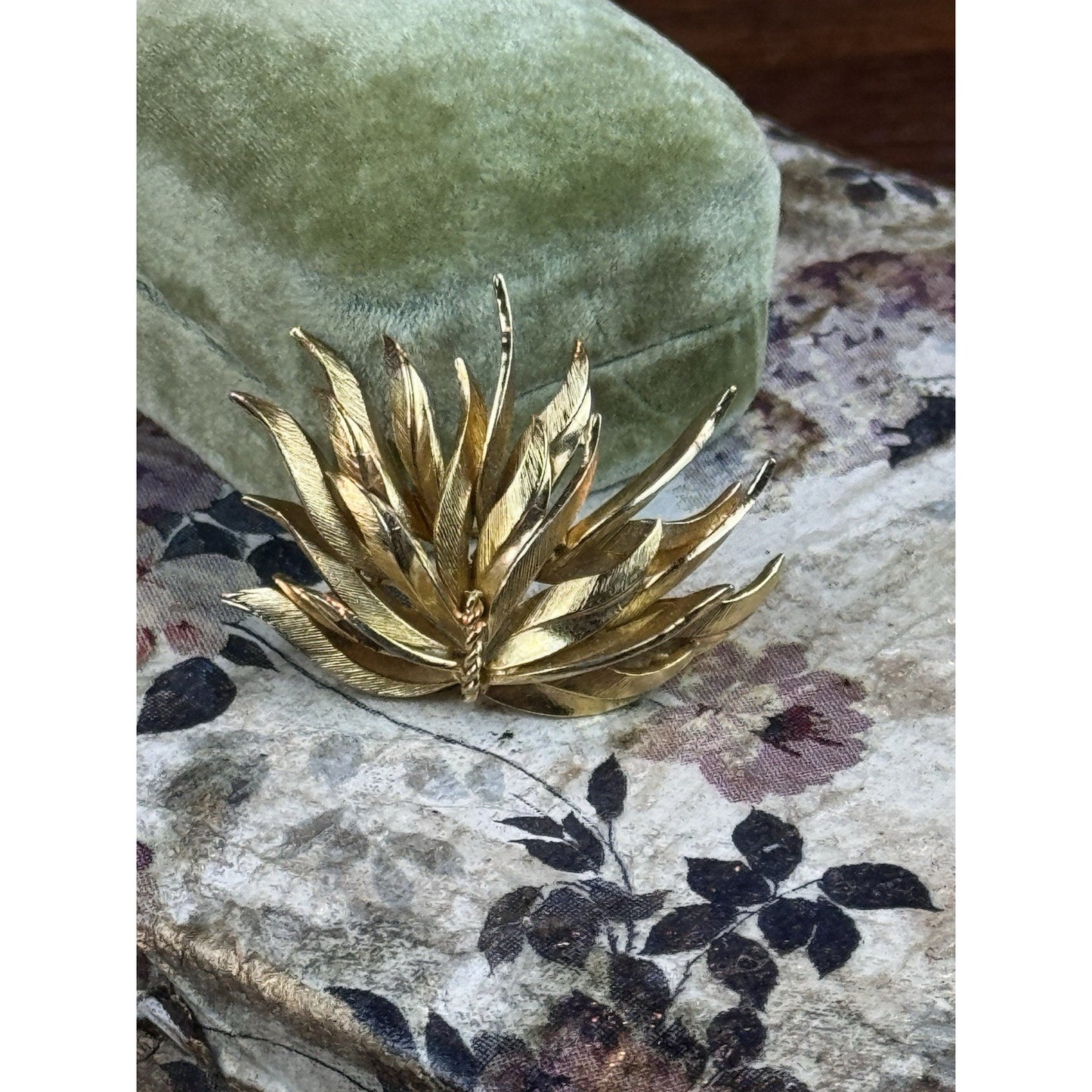 Vintage Grosse Brooch Pendant Germany 1959 Goldtone LEAF 1.75”