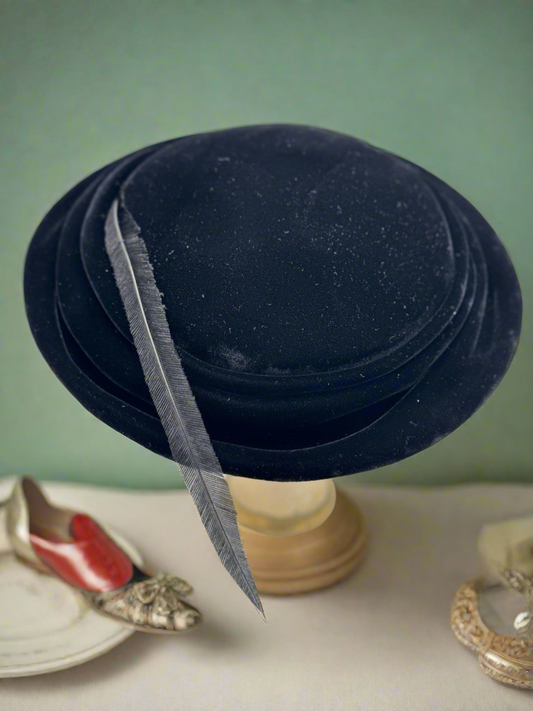 Vintage 1940s FACINATOR Hat Velvet w/ Dramatic Black Feather 10”d