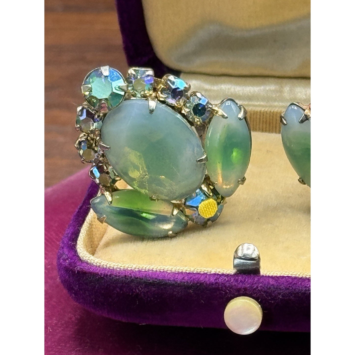 Vintage Green Art Glass Aurora Borealis Rhinestone Clip On Earrings Gold Tone