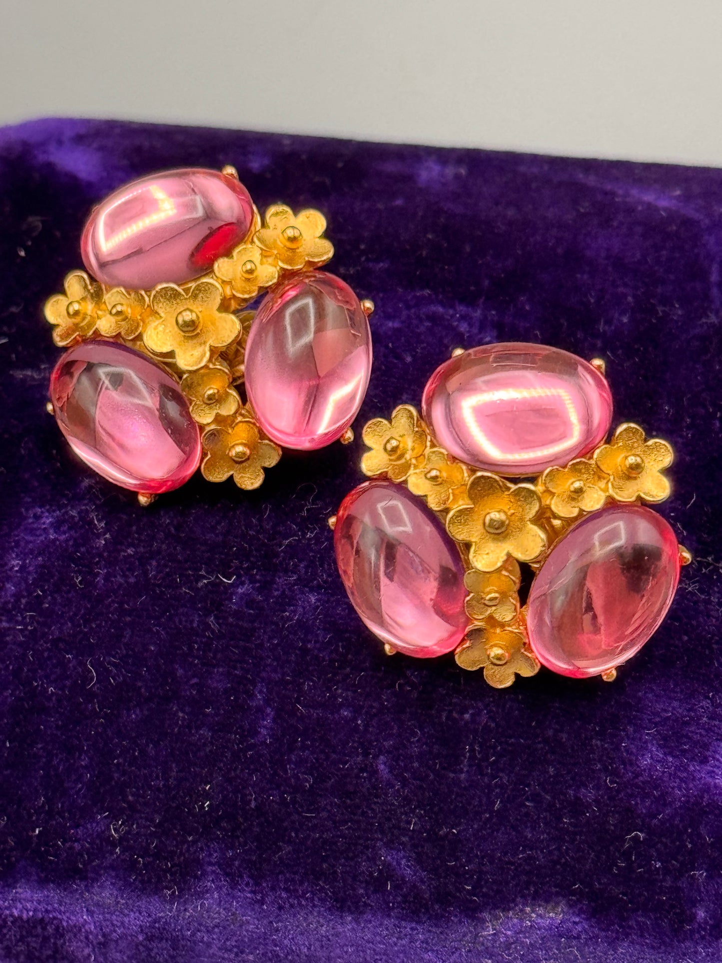 Vintage Trifari Earrings Goldtone Pink Cabochon Floral Clip Ons 1″