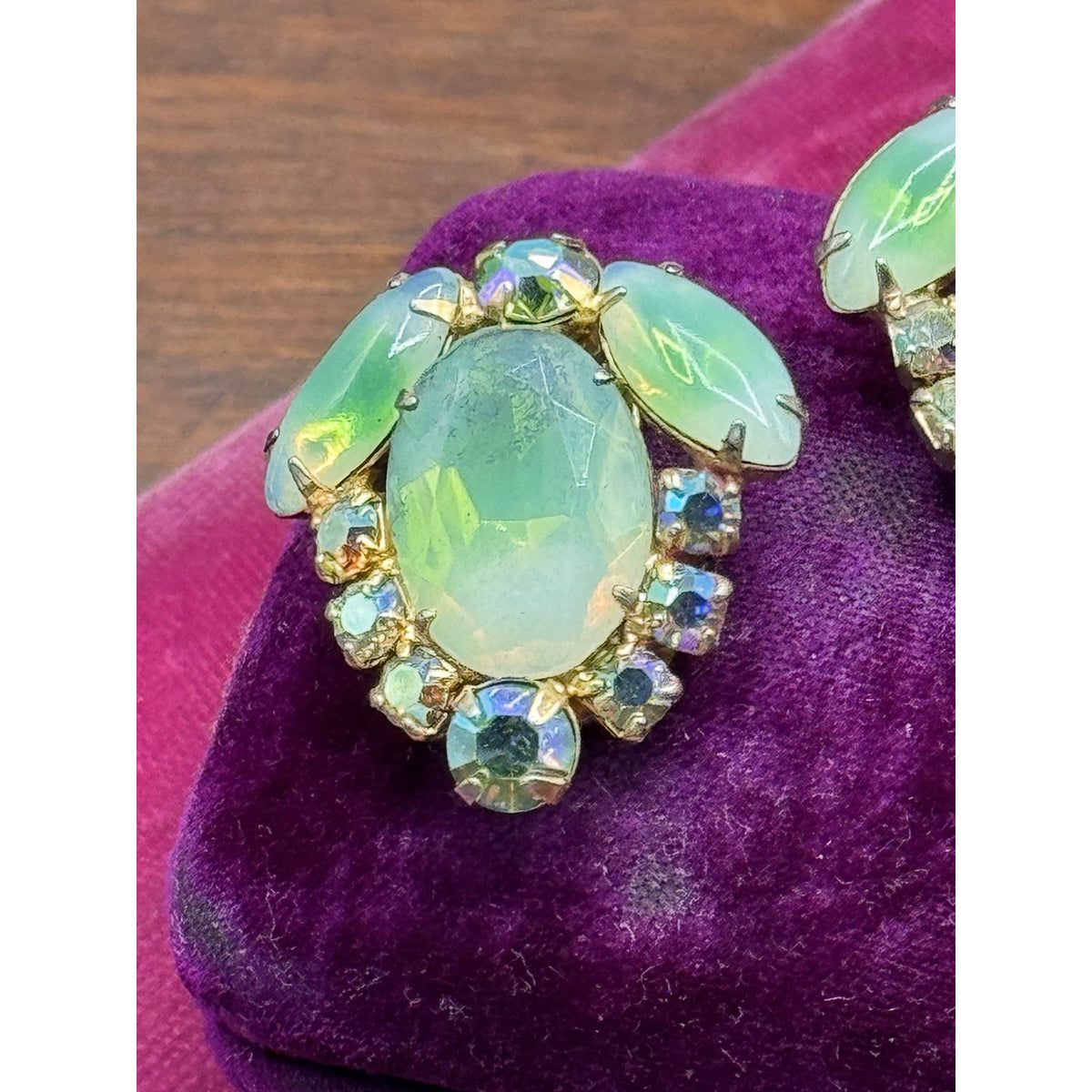 Vintage Green Art Glass Aurora Borealis Rhinestone Clip On Earrings Gold Tone
