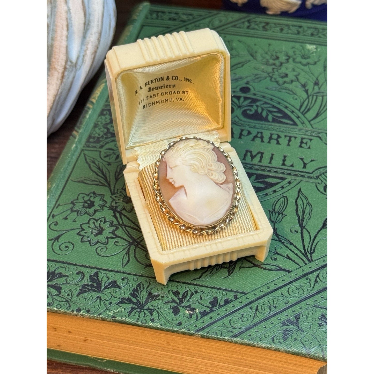 Vintage 12K Gold-Filled Left Facing Carved Shell Cameo Brooch Pendant