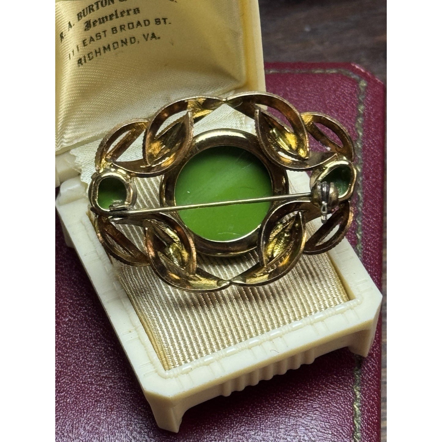 Vintage Art Glass Brooch Green Floral Cabochon Goldtone Filigree Pin 1.75”
