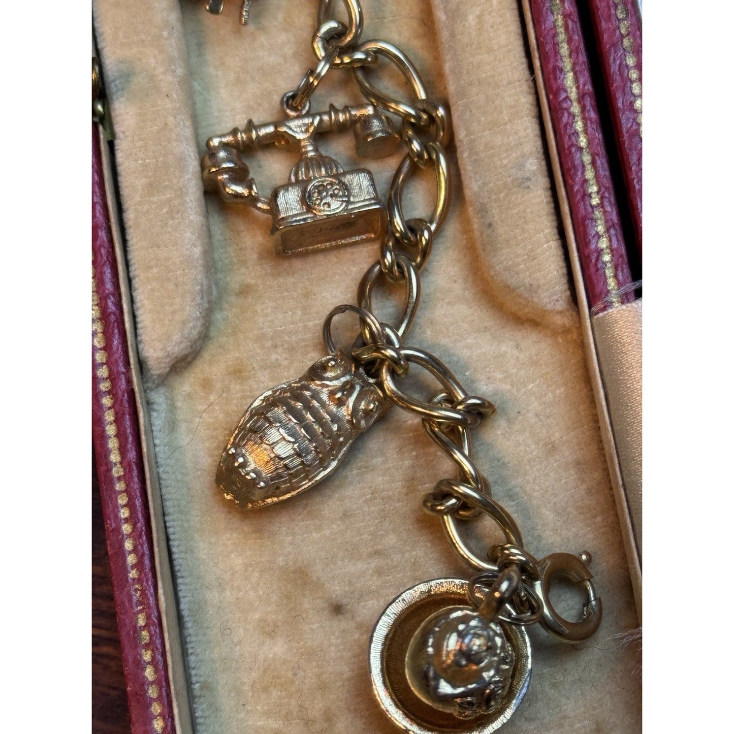 VINTAGE AVON CHARM BRACELET WITH 6 CHARMS HEAVY MARKED AVON 7" L