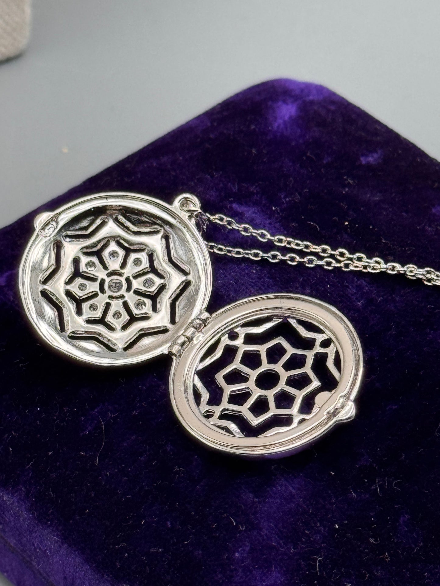 Vintage Avon Silver-tone Locket Filigree Rhinestone Necklace 16” 1” Locket