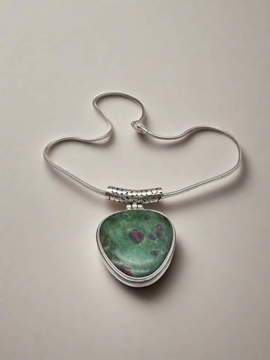 VTG Sterling Silver 925 Ruby-Zoisite Pendant With Sterling Snake Necklace 18”