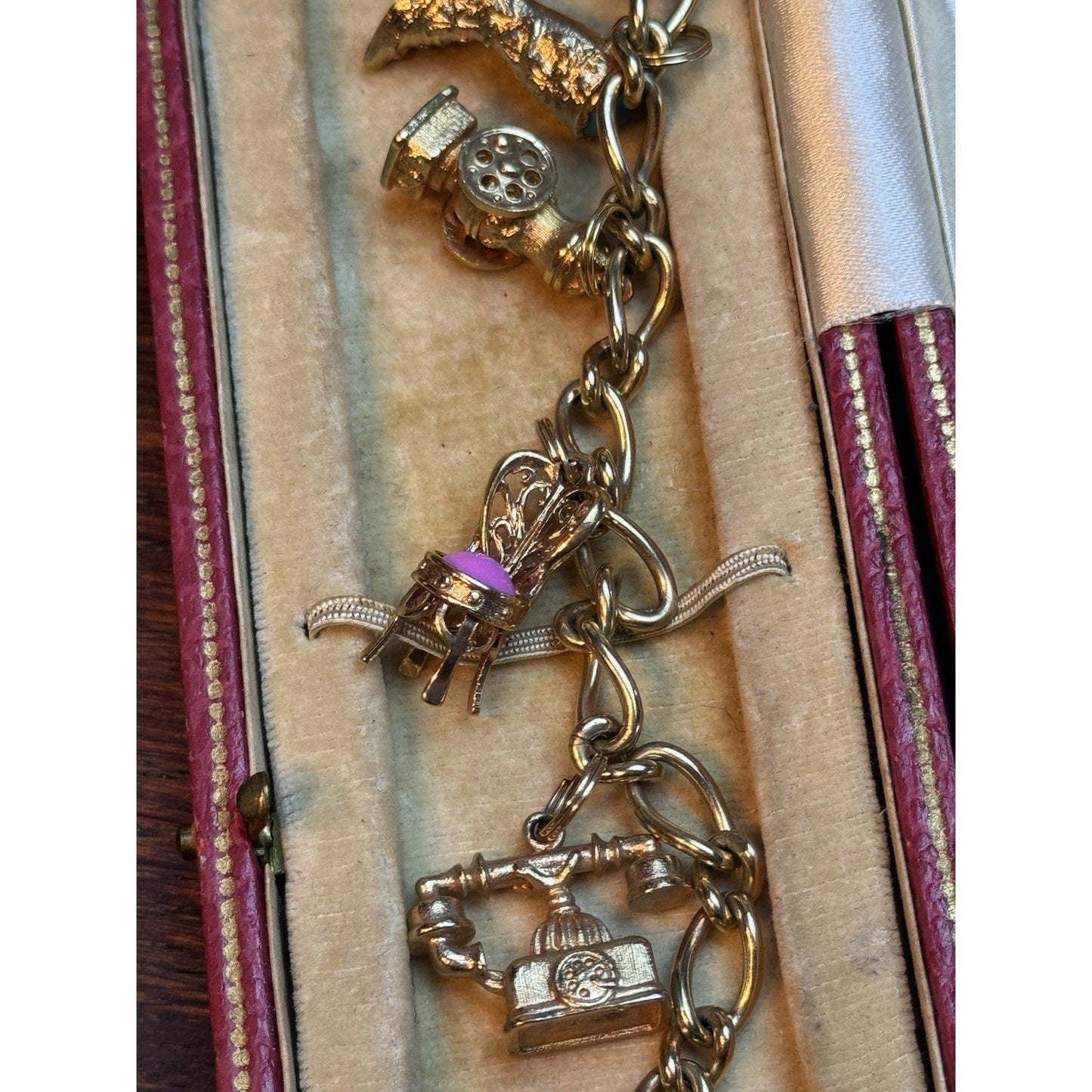 VINTAGE AVON CHARM BRACELET WITH 6 CHARMS HEAVY MARKED AVON 7" L