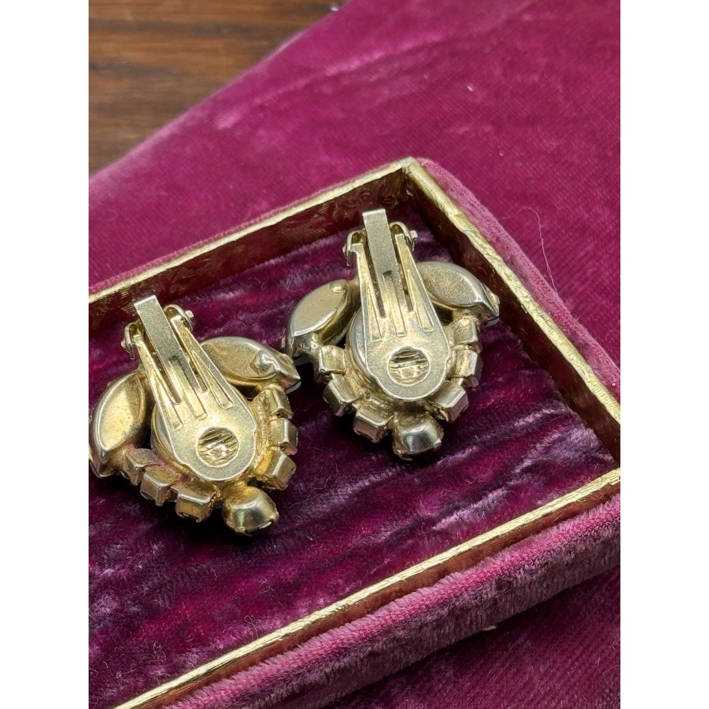 Vintage Green Art Glass Aurora Borealis Rhinestone Clip On Earrings Gold Tone