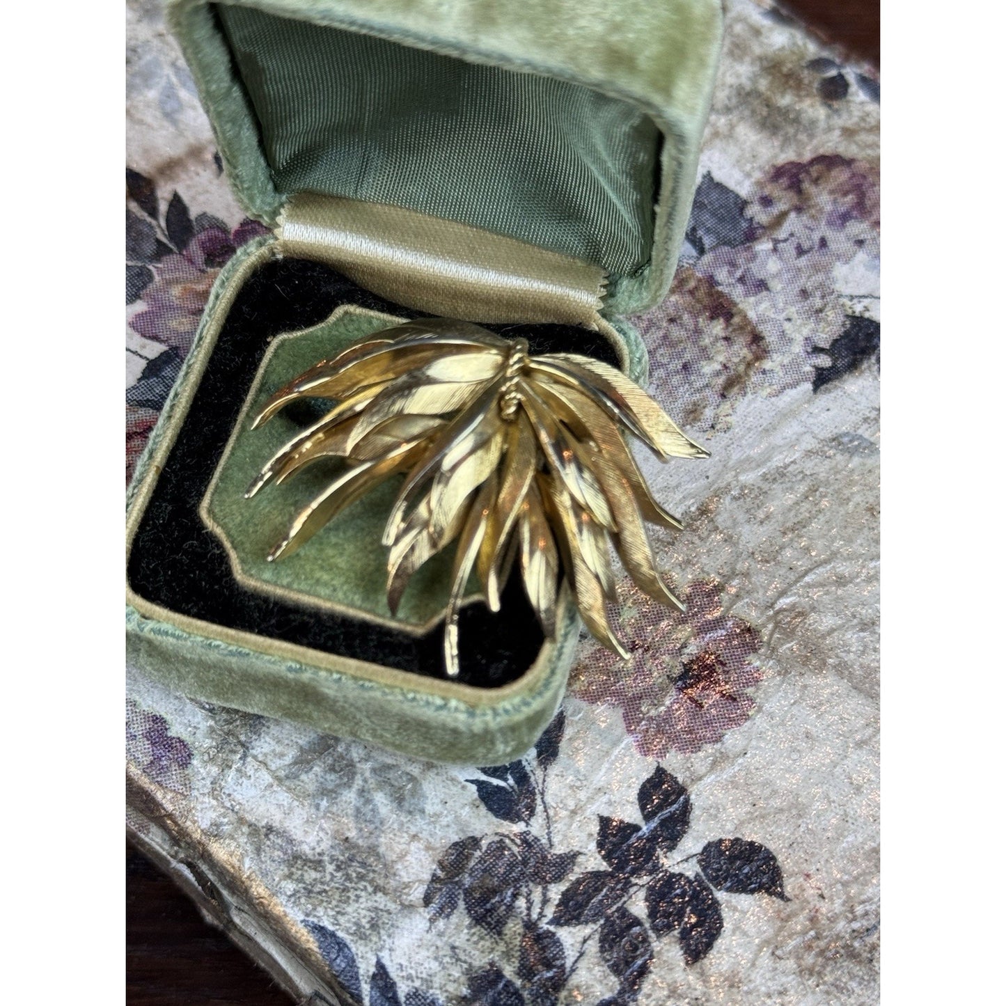 Vintage Grosse Brooch Pendant Germany 1959 Goldtone LEAF 1.75”