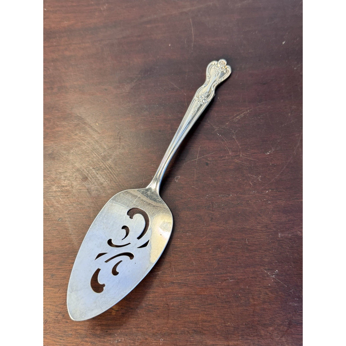 Wm Rogers Silverplate Pie & Cake Server – Original Rogers Floral Pattern – 8.5”