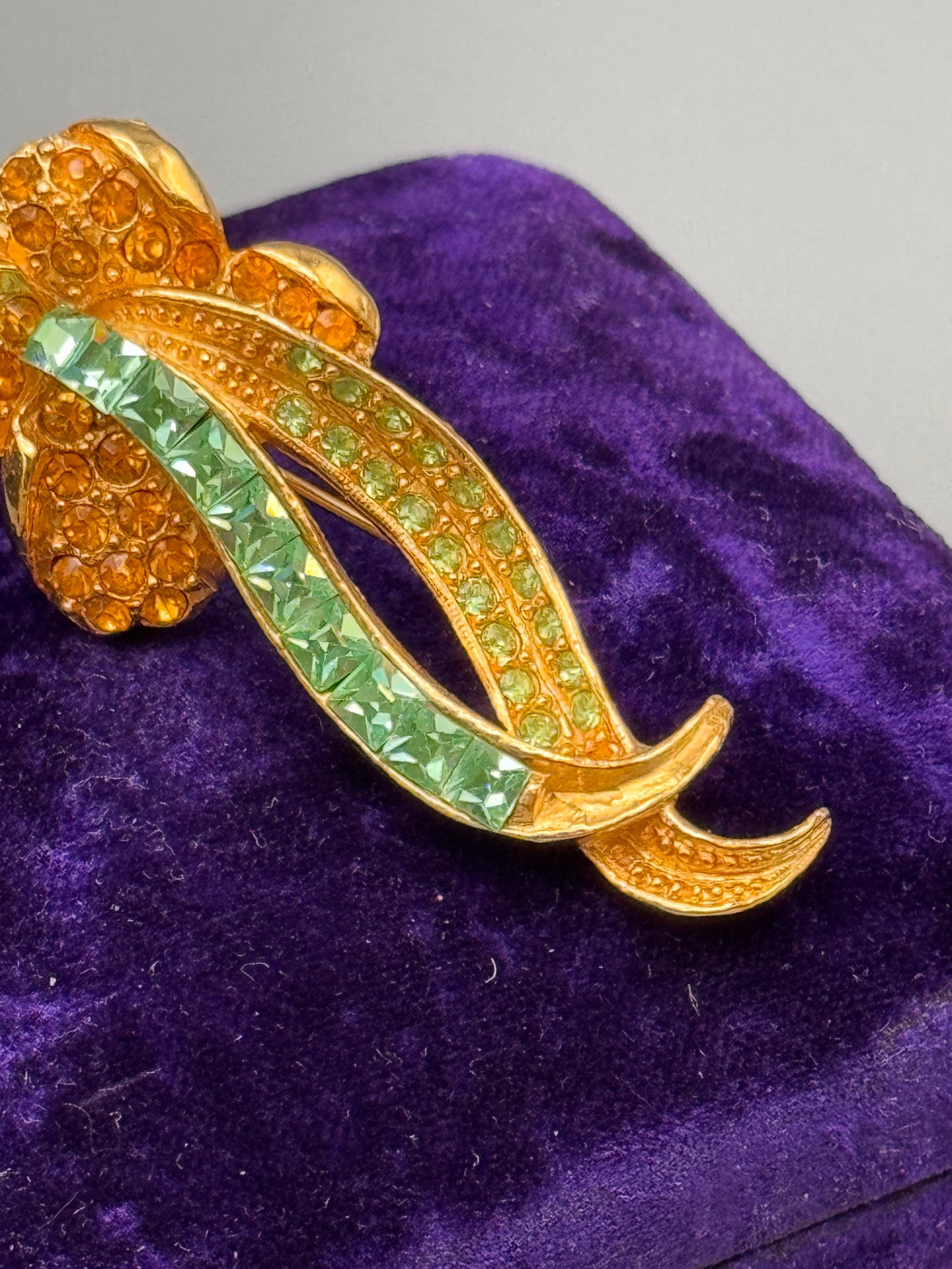 Vintage Pell Brooch Goldtone Bow Ribbon Green Rhinestone Amber Crystal 2.5”