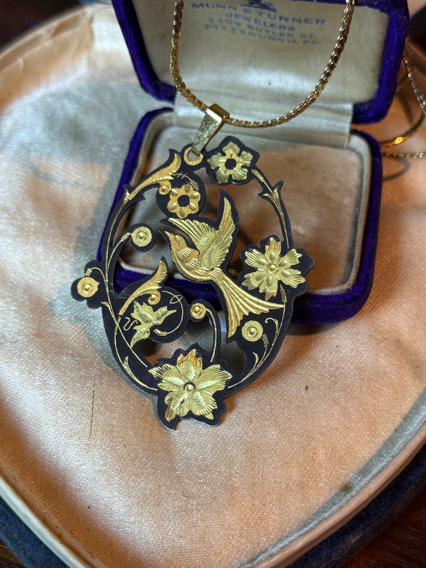 Spanish Damascene Bird Pendant Black Gold Tone Necklace 24” Trifari Chain Vintage