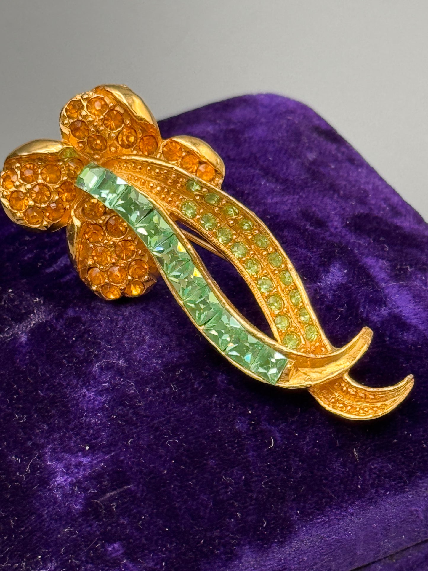 Vintage Pell Brooch Goldtone Bow Ribbon Green Rhinestone Amber Crystal 2.5”