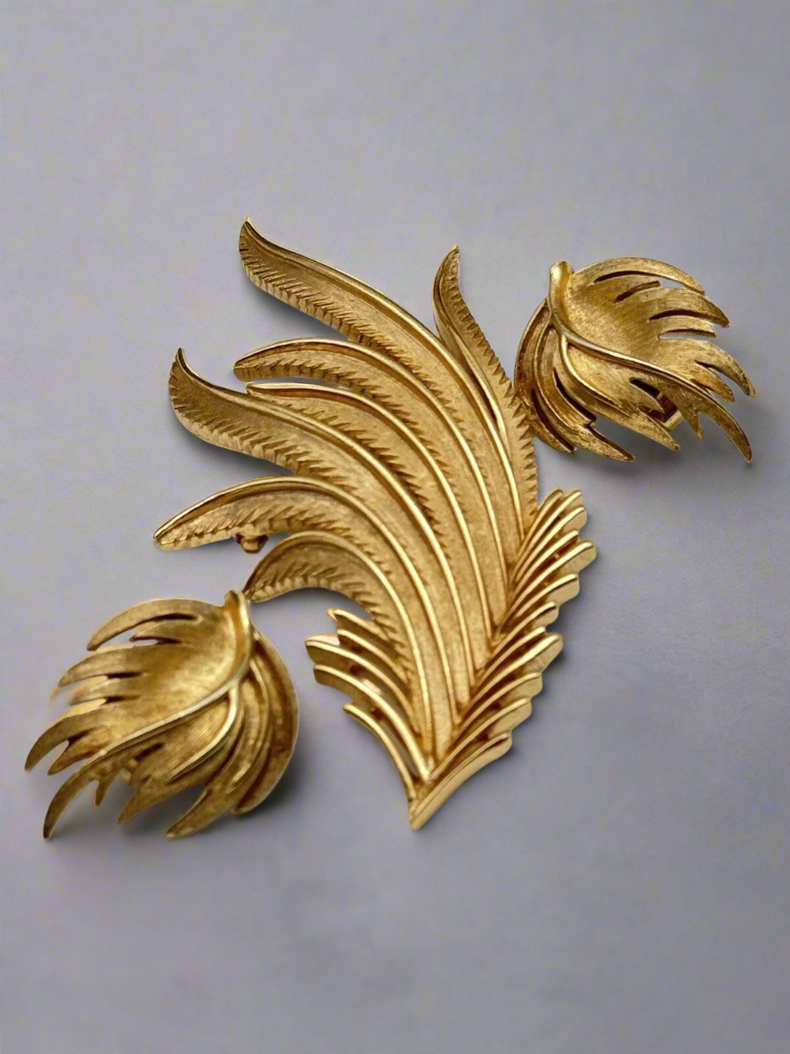 VINTAGE Crown TRIFARI Gold Tone Brooch & Earrings Set