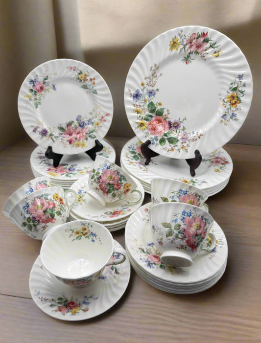 Royal Doulton Bone China “Arcadia” H.4802 – 30-Piece Dinner & Tea Set, Mint Condition, Made in England